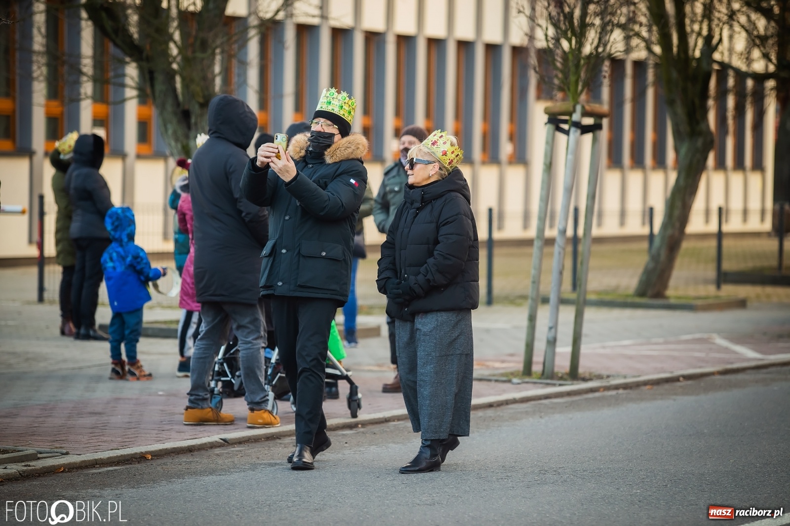 Zdjęcie w galerii na portalu naszraciborz.pl: Raciborski Orszak Trzech Króli - dwie scenki i setki wiernych [WIDEO] wiadomości z regionu