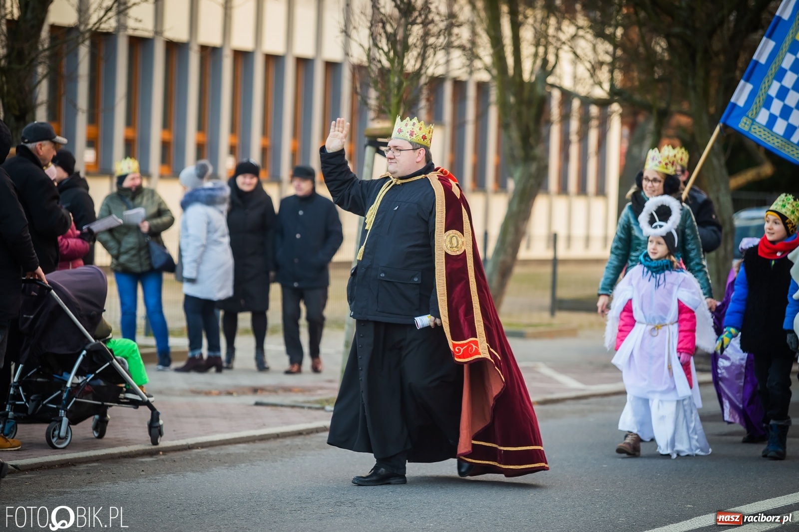 Zdjęcie w galerii na portalu naszraciborz.pl: Raciborski Orszak Trzech Króli - dwie scenki i setki wiernych [WIDEO] wiadomości z regionu