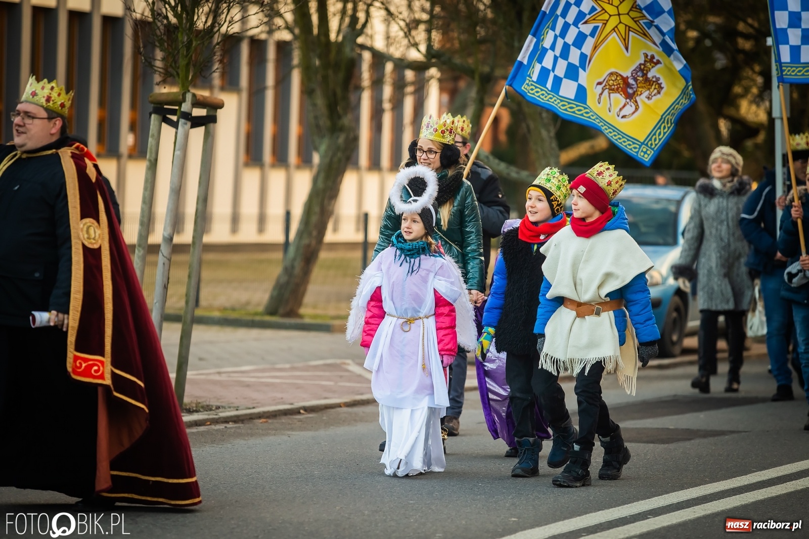 Zdjęcie w galerii na portalu naszraciborz.pl: Raciborski Orszak Trzech Króli - dwie scenki i setki wiernych [WIDEO] wiadomości z regionu