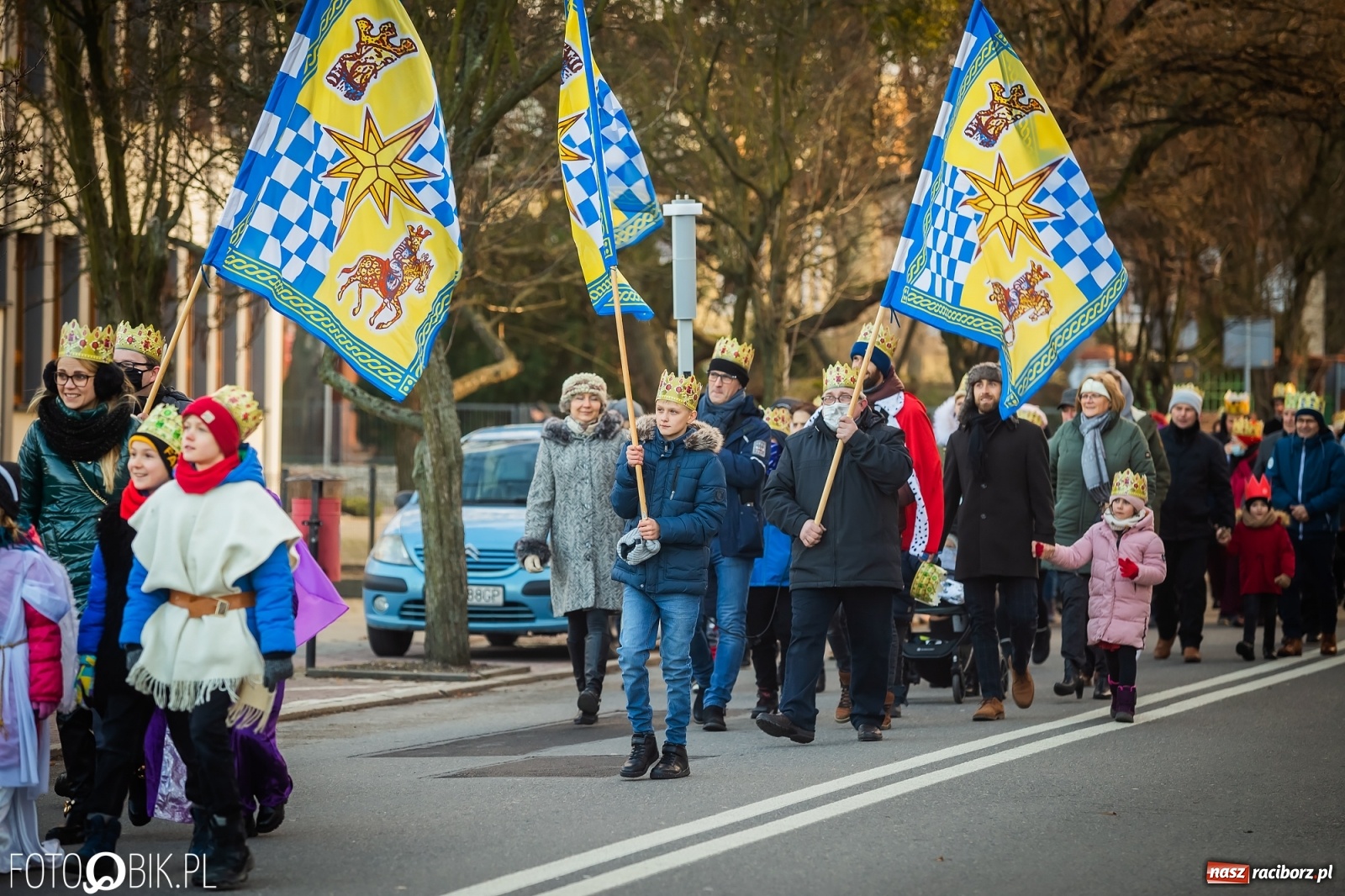 Zdjęcie w galerii na portalu naszraciborz.pl: Raciborski Orszak Trzech Króli - dwie scenki i setki wiernych [WIDEO] wiadomości z regionu