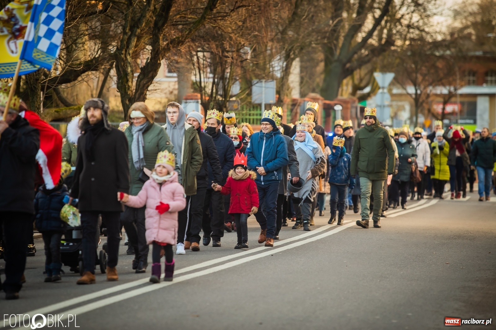 Zdjęcie w galerii na portalu naszraciborz.pl: Raciborski Orszak Trzech Króli - dwie scenki i setki wiernych [WIDEO] wiadomości z regionu
