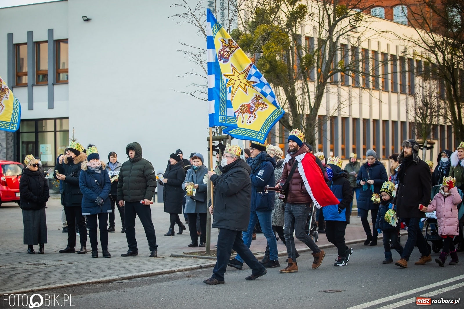 Zdjęcie w galerii na portalu naszraciborz.pl: Raciborski Orszak Trzech Króli - dwie scenki i setki wiernych [WIDEO] wiadomości z regionu