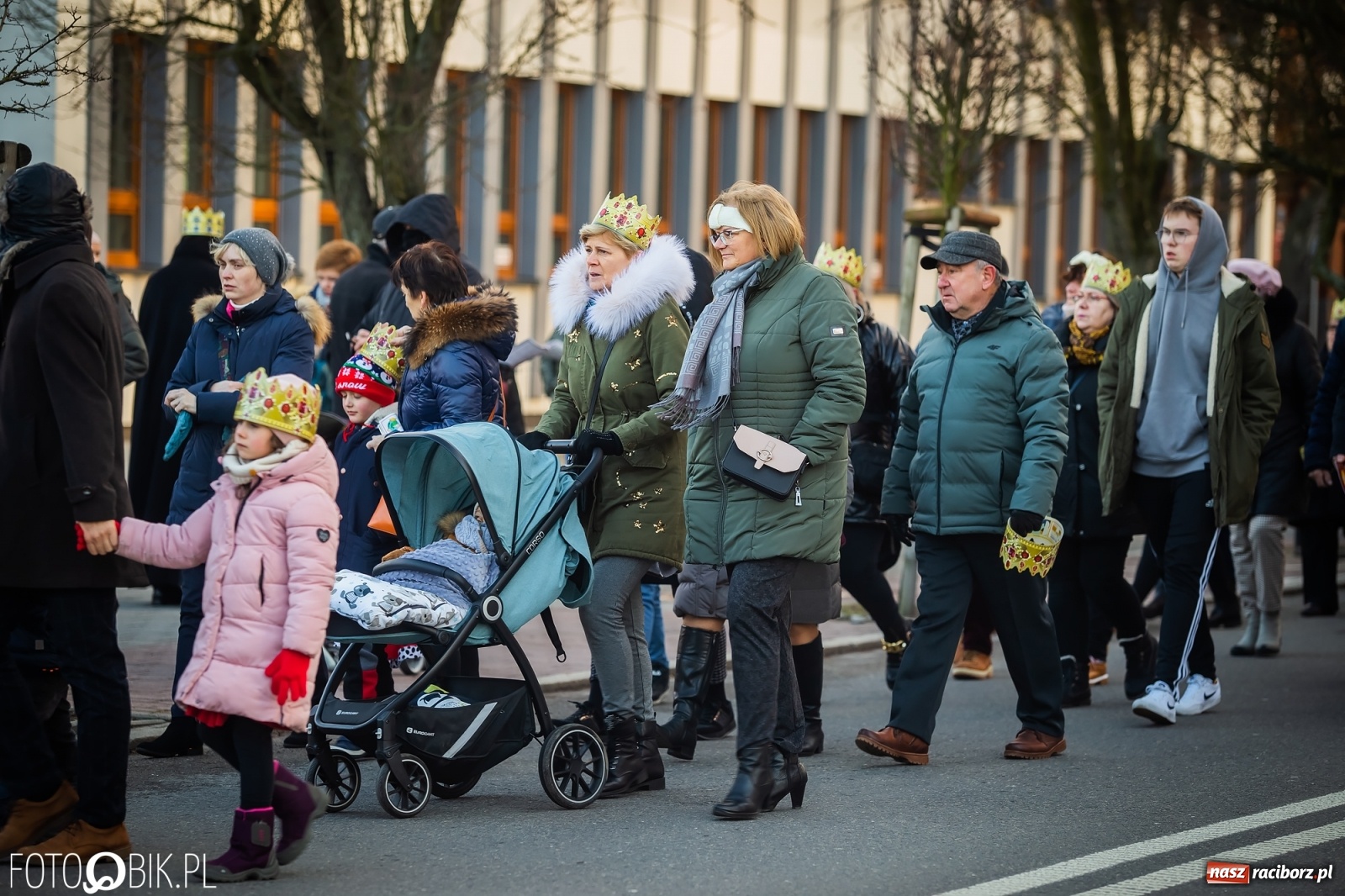 Zdjęcie w galerii na portalu naszraciborz.pl: Raciborski Orszak Trzech Króli - dwie scenki i setki wiernych [WIDEO] wiadomości z regionu