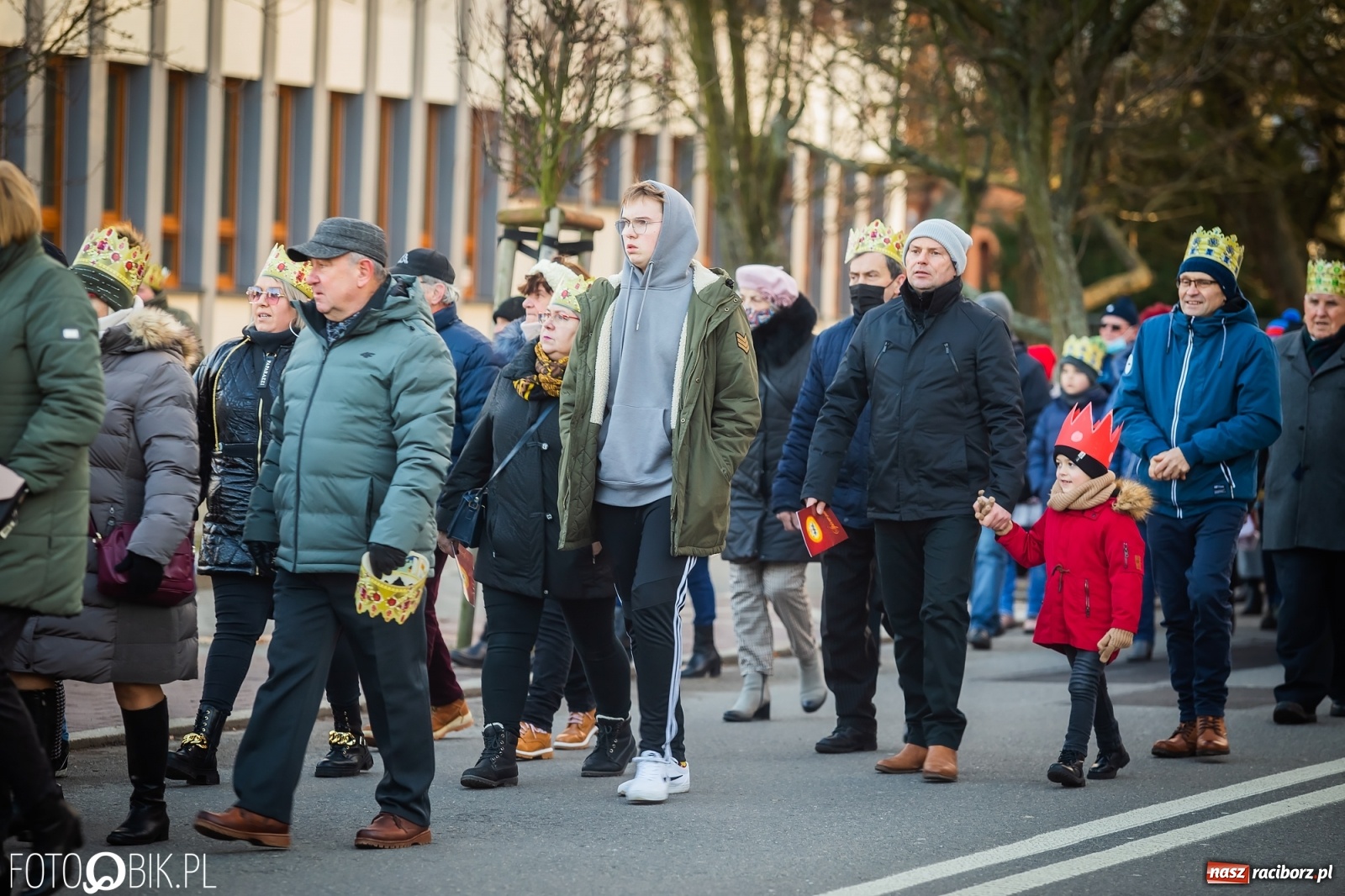 Zdjęcie w galerii na portalu naszraciborz.pl: Raciborski Orszak Trzech Króli - dwie scenki i setki wiernych [WIDEO] wiadomości z regionu