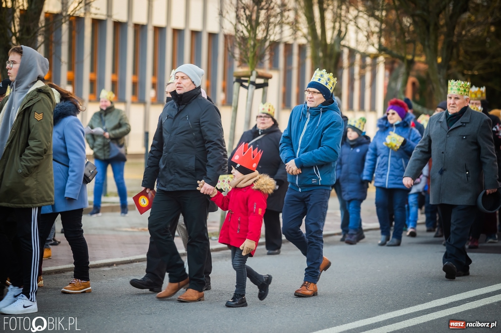 Zdjęcie w galerii na portalu naszraciborz.pl: Raciborski Orszak Trzech Króli - dwie scenki i setki wiernych [WIDEO] wiadomości z regionu