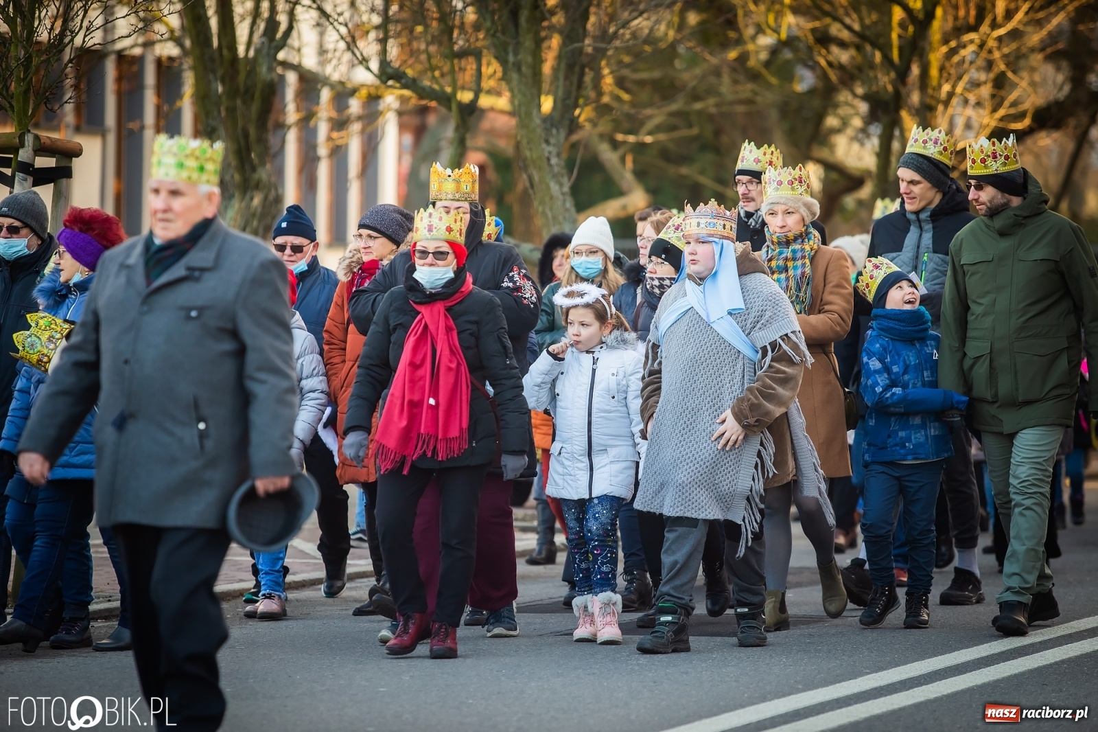 Zdjęcie w galerii na portalu naszraciborz.pl: Raciborski Orszak Trzech Króli - dwie scenki i setki wiernych [WIDEO] wiadomości z regionu