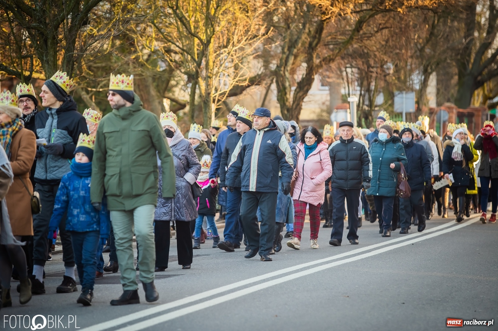 Zdjęcie w galerii na portalu naszraciborz.pl: Raciborski Orszak Trzech Króli - dwie scenki i setki wiernych [WIDEO] wiadomości z regionu