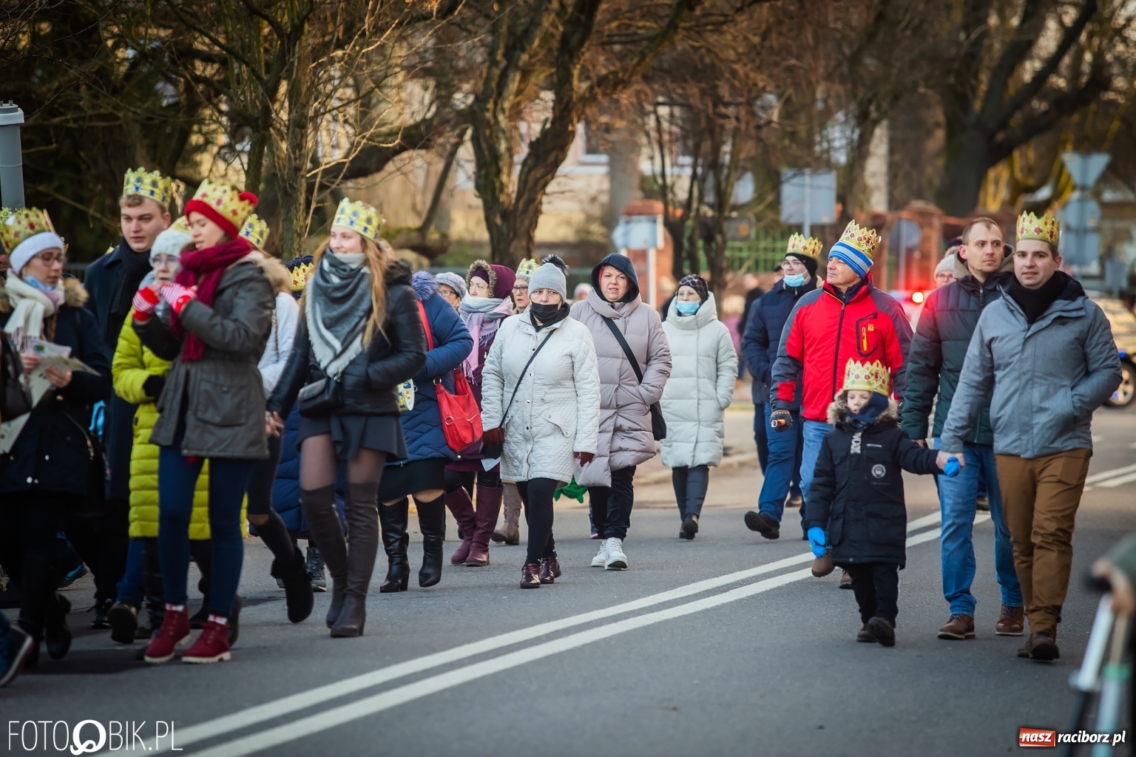 Zdjęcie w galerii na portalu naszraciborz.pl: Raciborski Orszak Trzech Króli - dwie scenki i setki wiernych [WIDEO] wiadomości z regionu