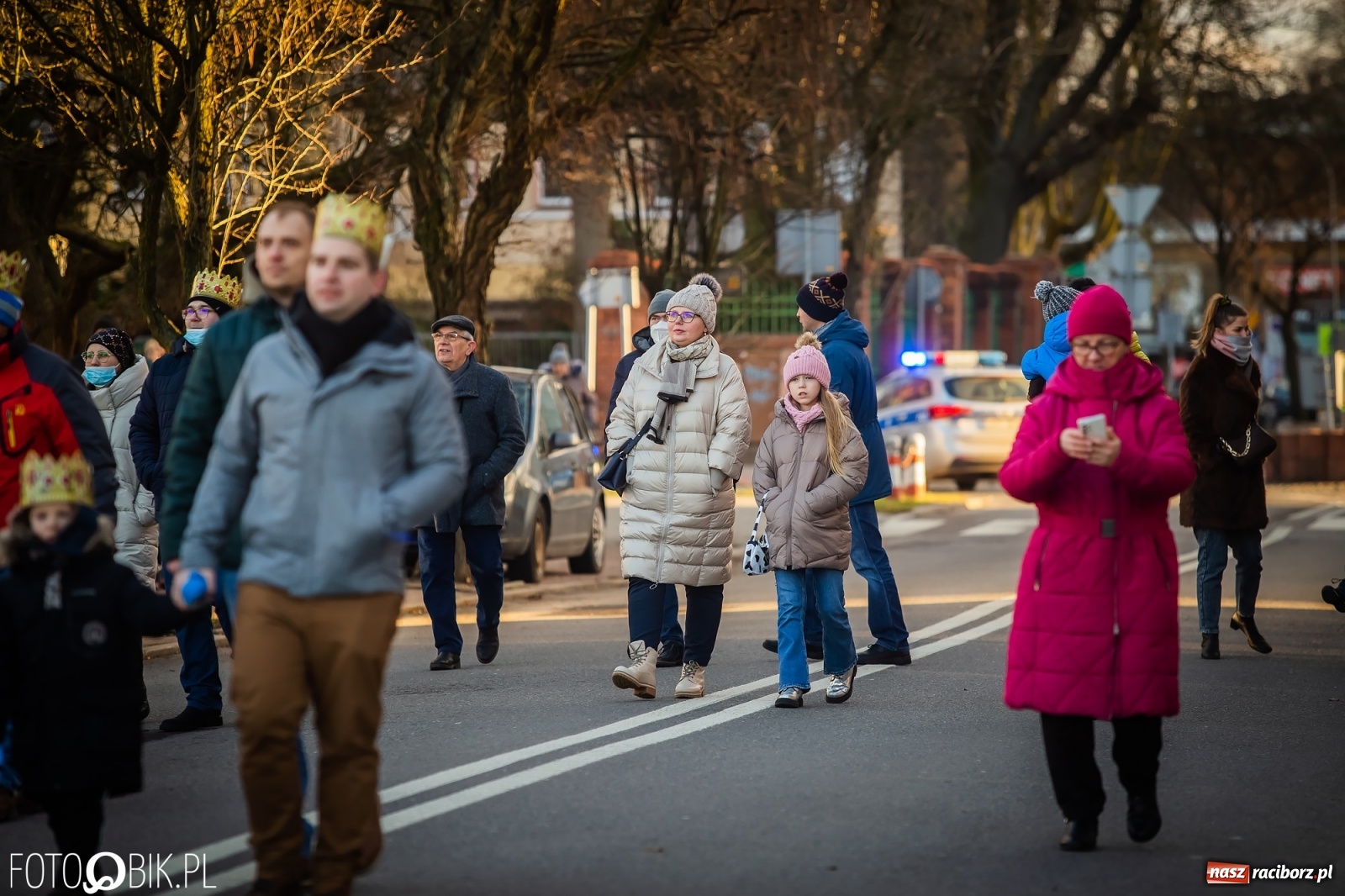 Zdjęcie w galerii na portalu naszraciborz.pl: Raciborski Orszak Trzech Króli - dwie scenki i setki wiernych [WIDEO] wiadomości z regionu