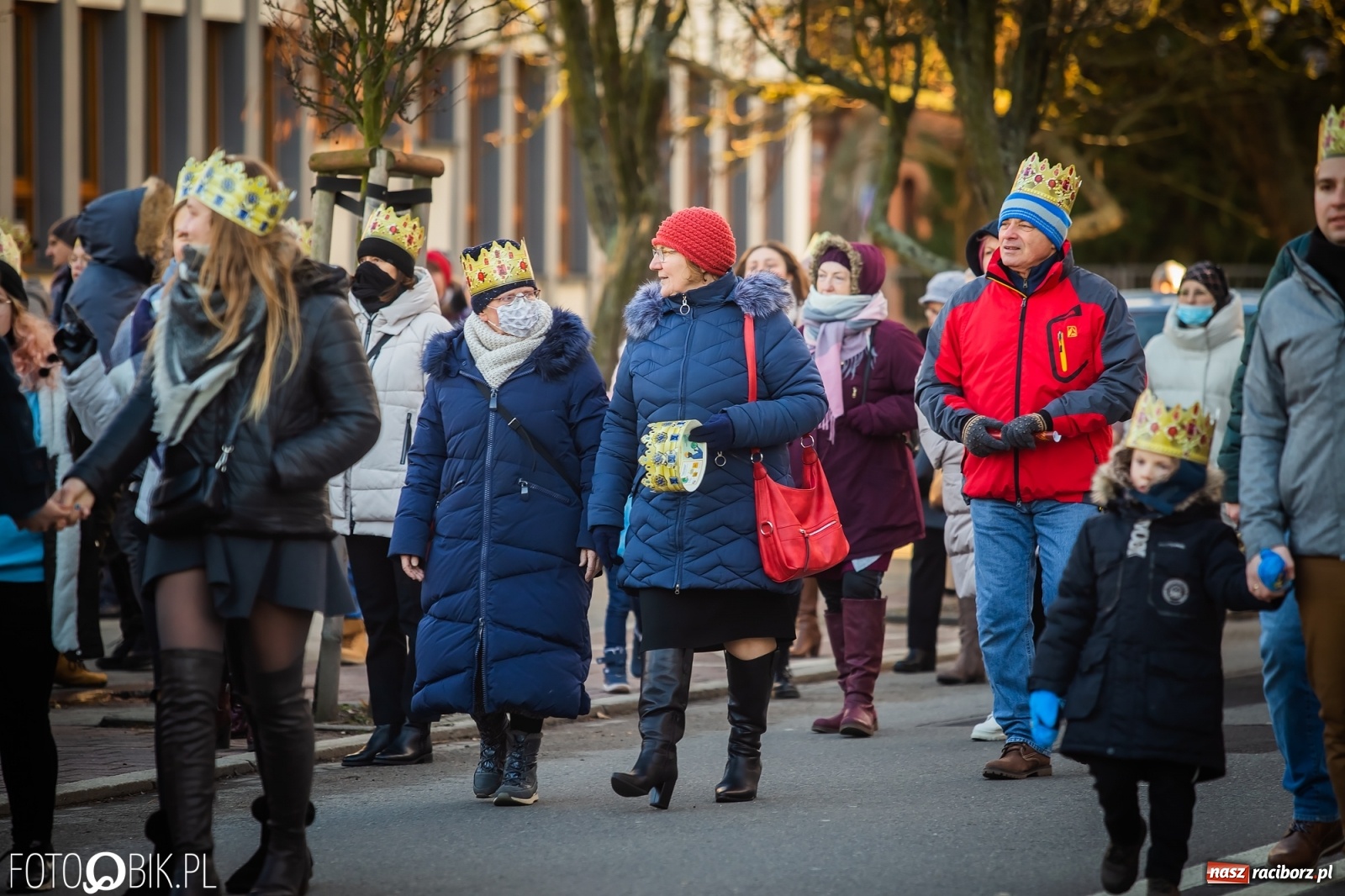Zdjęcie w galerii na portalu naszraciborz.pl: Raciborski Orszak Trzech Króli - dwie scenki i setki wiernych [WIDEO] wiadomości z regionu