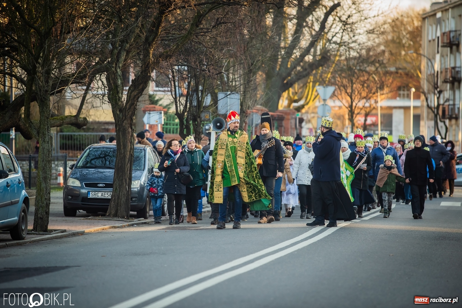 Zdjęcie w galerii na portalu naszraciborz.pl: Raciborski Orszak Trzech Króli - dwie scenki i setki wiernych [WIDEO] wiadomości z regionu