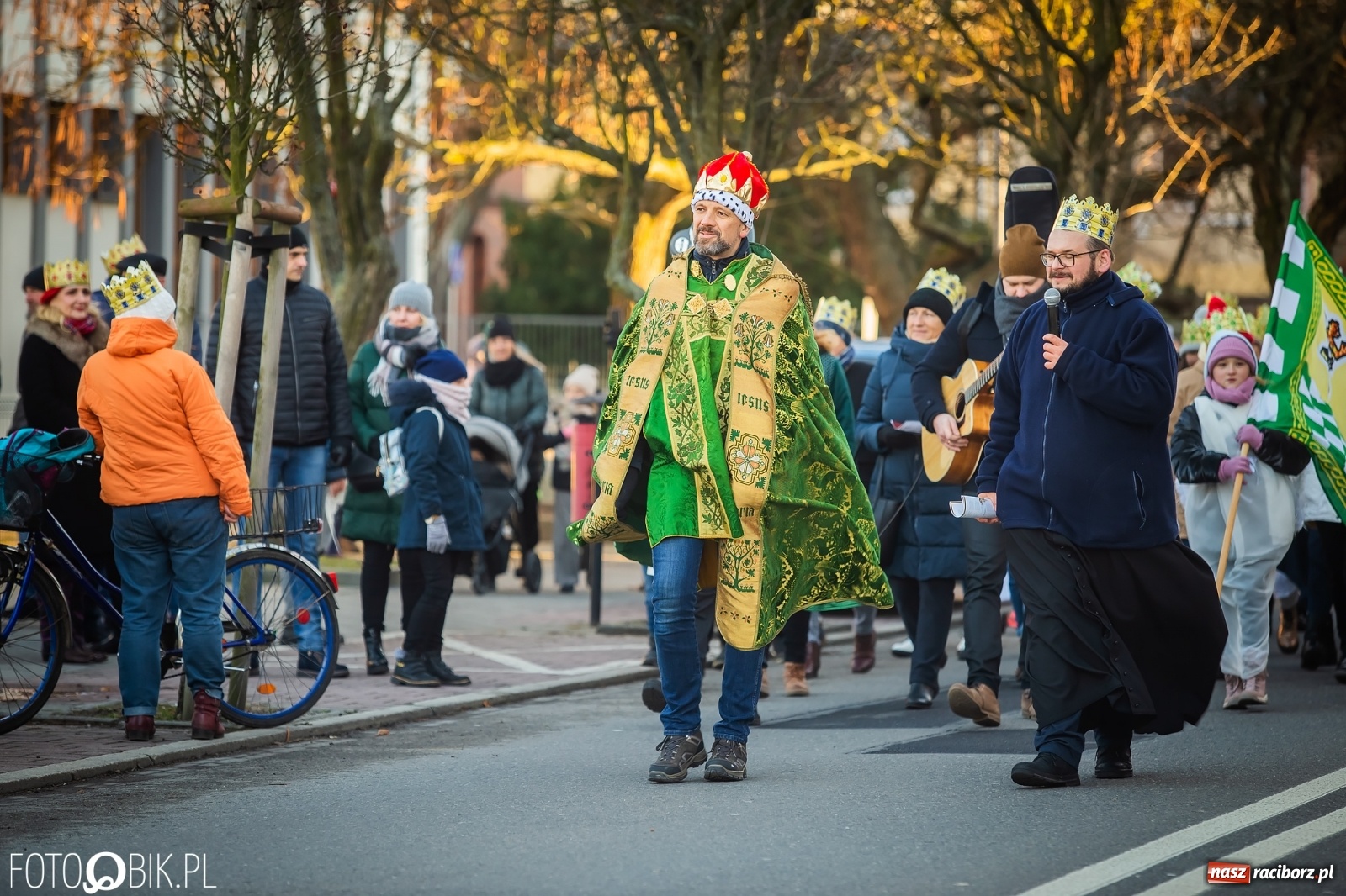 Zdjęcie w galerii na portalu naszraciborz.pl: Raciborski Orszak Trzech Króli - dwie scenki i setki wiernych [WIDEO] wiadomości z regionu