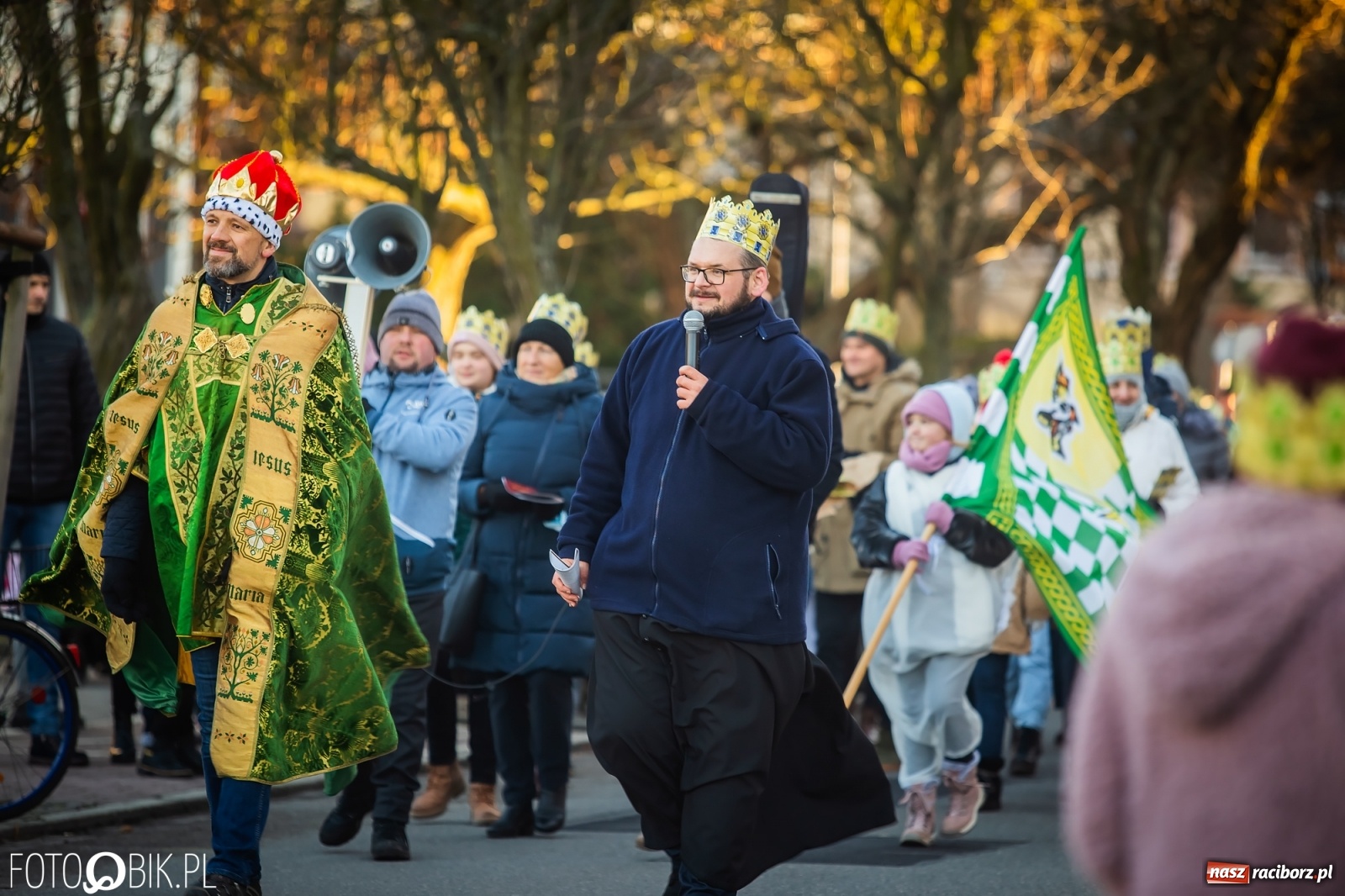Zdjęcie w galerii na portalu naszraciborz.pl: Raciborski Orszak Trzech Króli - dwie scenki i setki wiernych [WIDEO] wiadomości z regionu