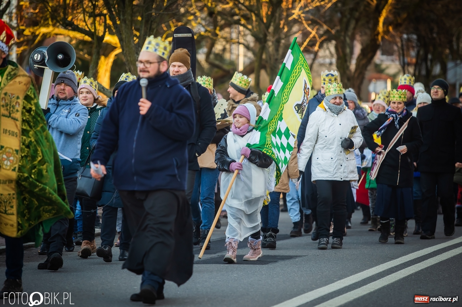 Zdjęcie w galerii na portalu naszraciborz.pl: Raciborski Orszak Trzech Króli - dwie scenki i setki wiernych [WIDEO] wiadomości z regionu