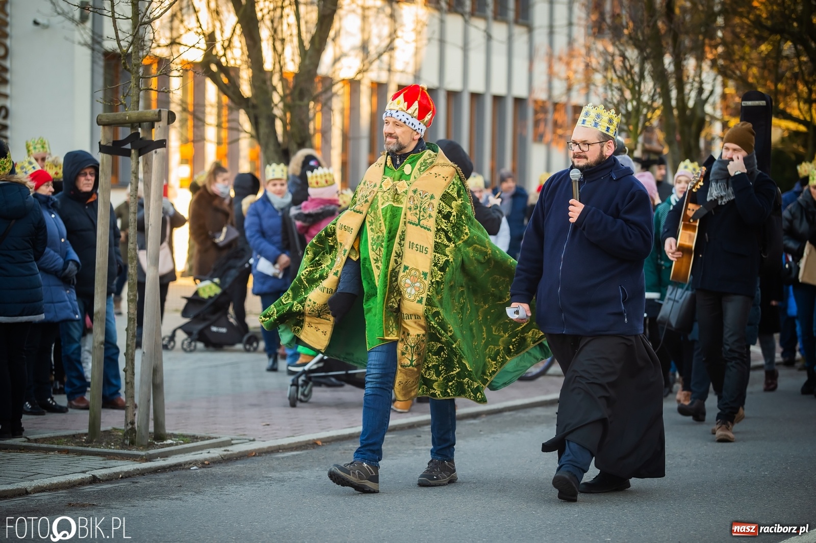 Zdjęcie w galerii na portalu naszraciborz.pl: Raciborski Orszak Trzech Króli - dwie scenki i setki wiernych [WIDEO] wiadomości z regionu