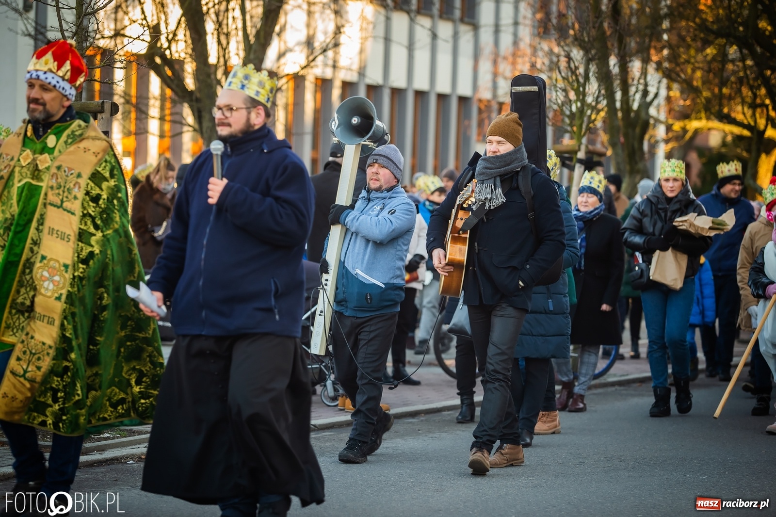 Zdjęcie w galerii na portalu naszraciborz.pl: Raciborski Orszak Trzech Króli - dwie scenki i setki wiernych [WIDEO] wiadomości z regionu