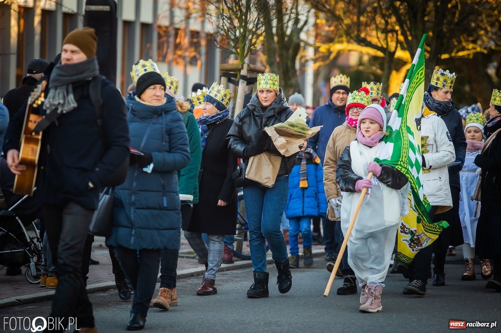 Zdjęcie w galerii na portalu naszraciborz.pl: Raciborski Orszak Trzech Króli - dwie scenki i setki wiernych [WIDEO] wiadomości z regionu