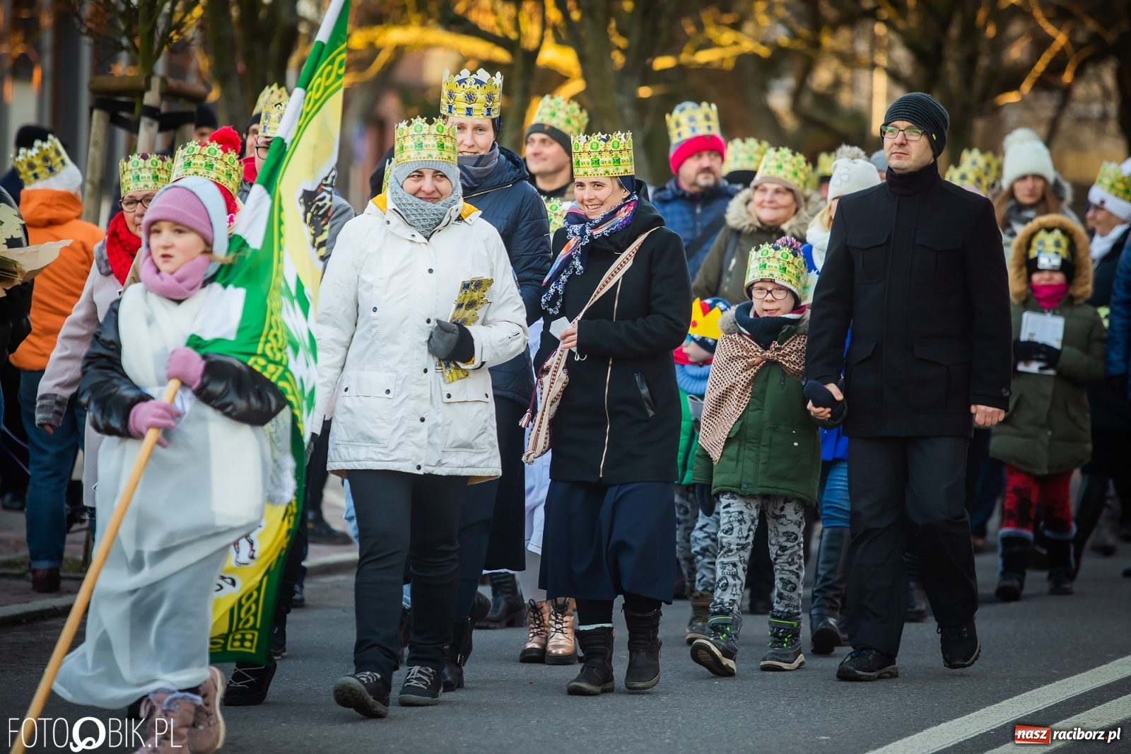 Zdjęcie w galerii na portalu naszraciborz.pl: Raciborski Orszak Trzech Króli - dwie scenki i setki wiernych [WIDEO] wiadomości z regionu