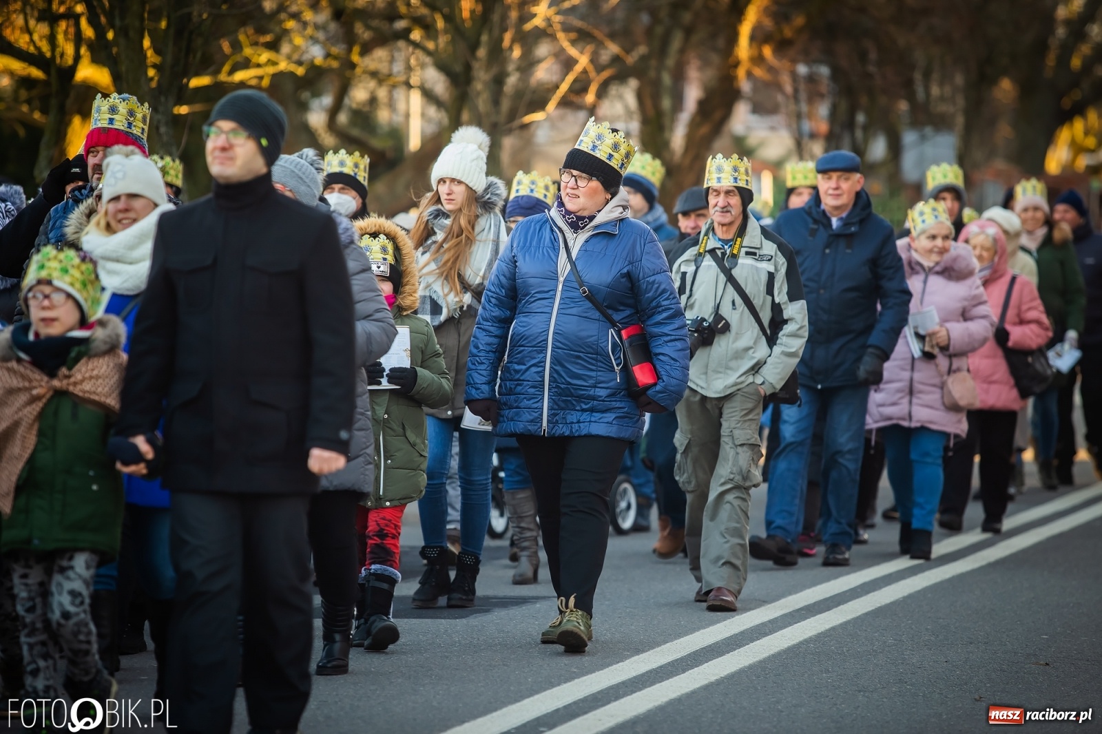 Zdjęcie w galerii na portalu naszraciborz.pl: Raciborski Orszak Trzech Króli - dwie scenki i setki wiernych [WIDEO] wiadomości z regionu