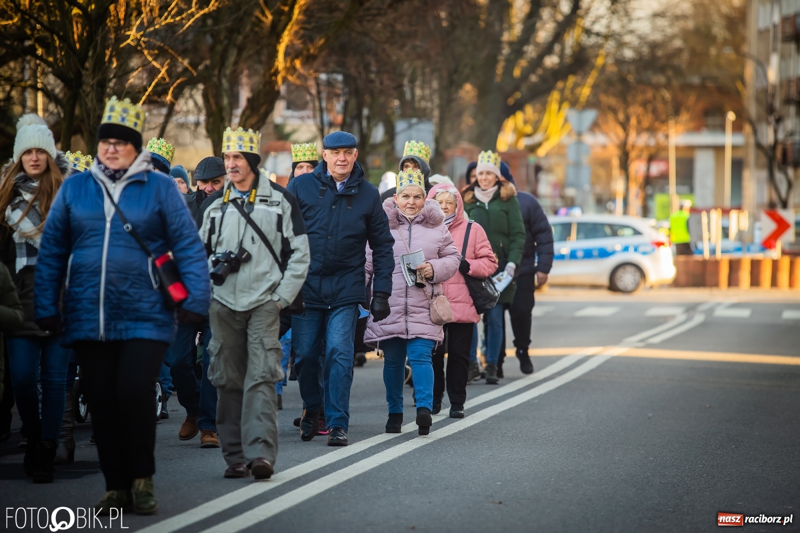 Zdjęcie w galerii na portalu naszraciborz.pl: Raciborski Orszak Trzech Króli - dwie scenki i setki wiernych [WIDEO] wiadomości z regionu