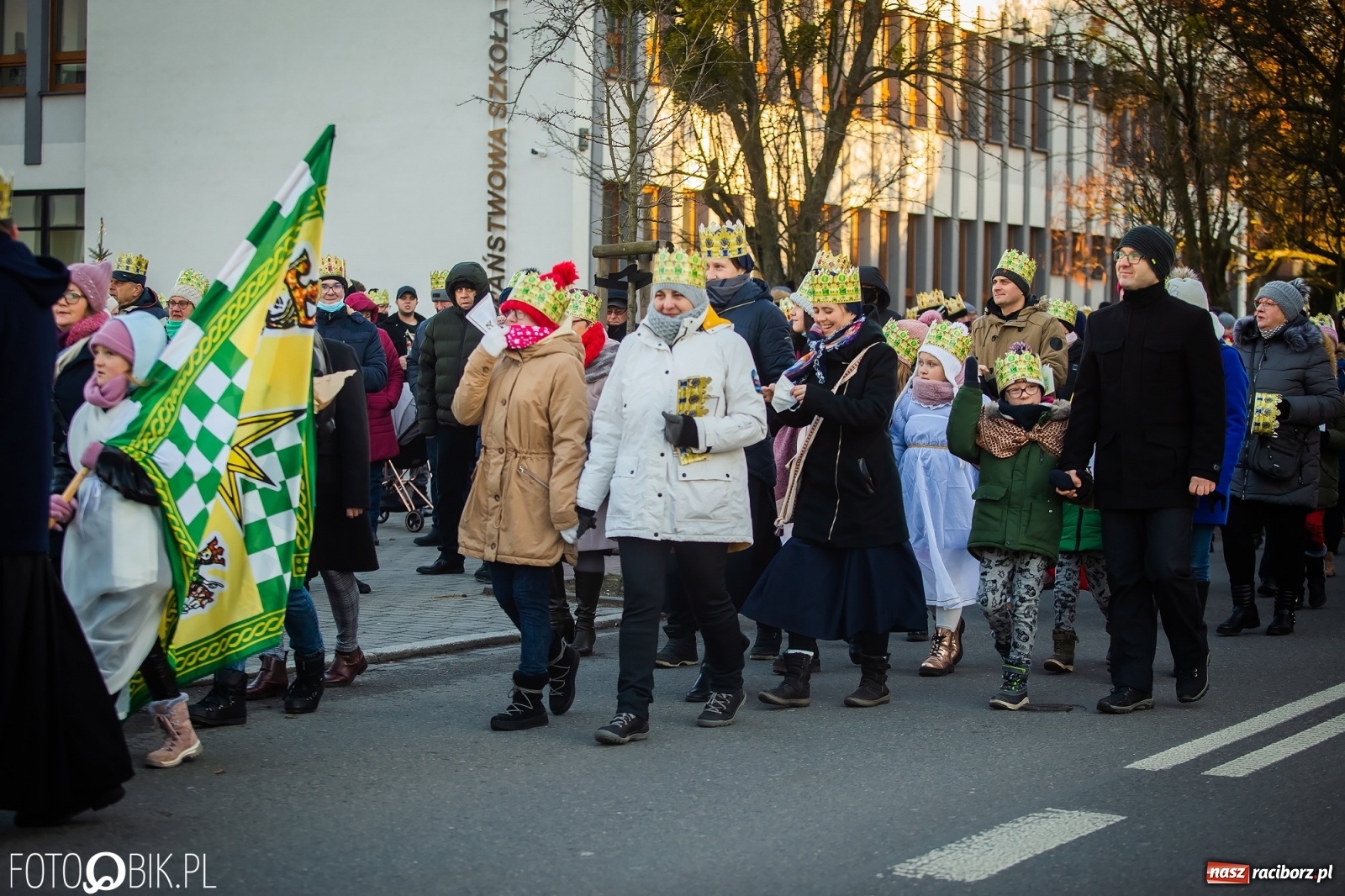 Zdjęcie w galerii na portalu naszraciborz.pl: Raciborski Orszak Trzech Króli - dwie scenki i setki wiernych [WIDEO] wiadomości z regionu