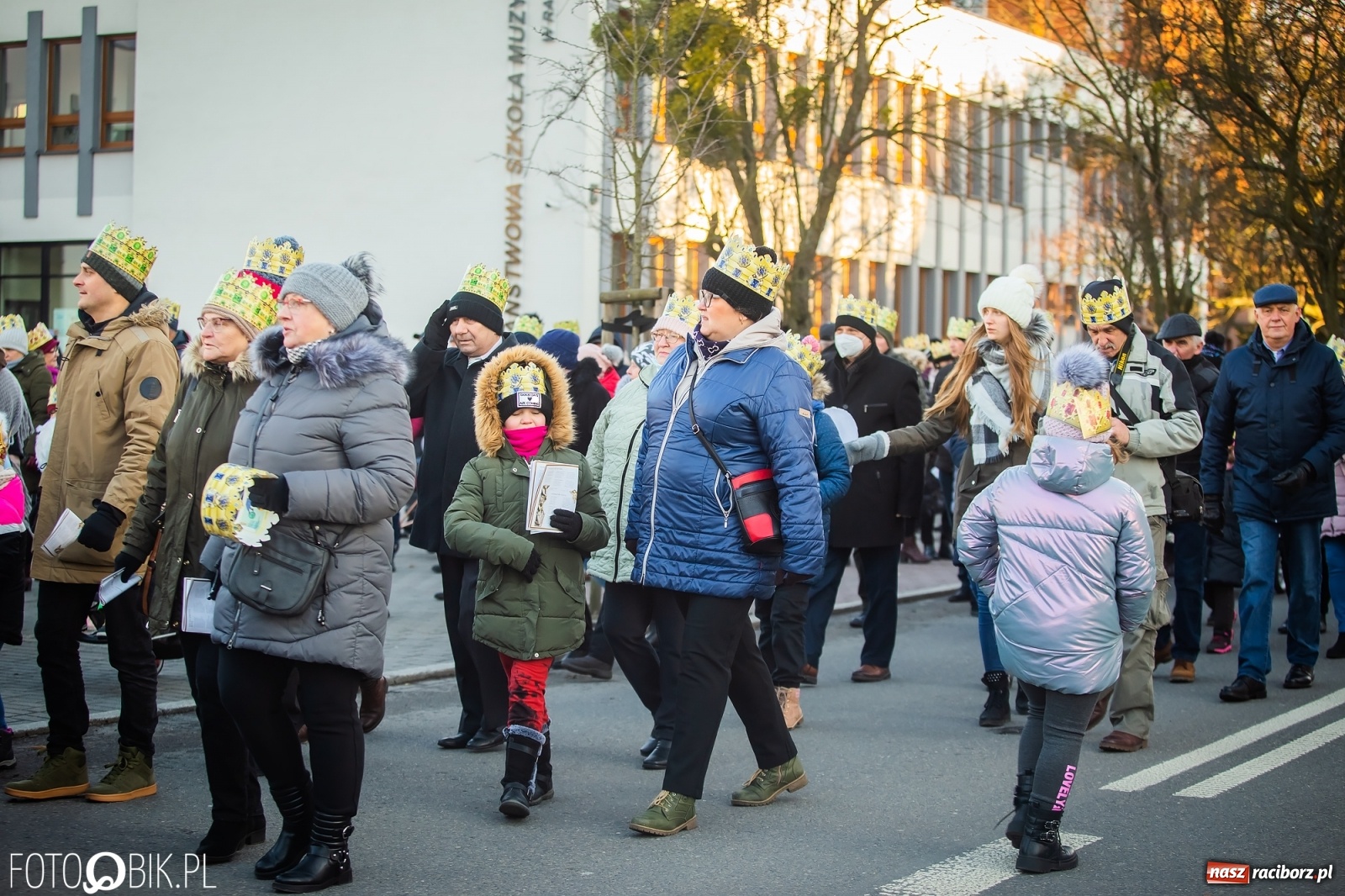 Zdjęcie w galerii na portalu naszraciborz.pl: Raciborski Orszak Trzech Króli - dwie scenki i setki wiernych [WIDEO] wiadomości z regionu