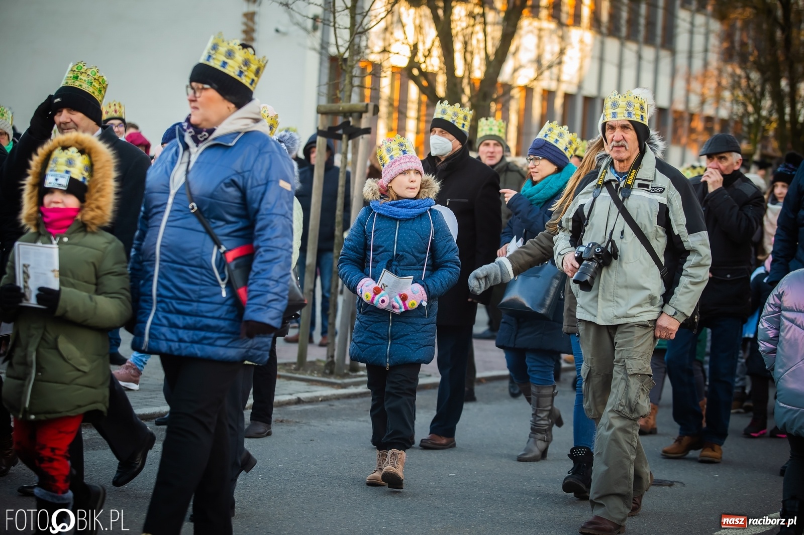 Zdjęcie w galerii na portalu naszraciborz.pl: Raciborski Orszak Trzech Króli - dwie scenki i setki wiernych [WIDEO] wiadomości z regionu