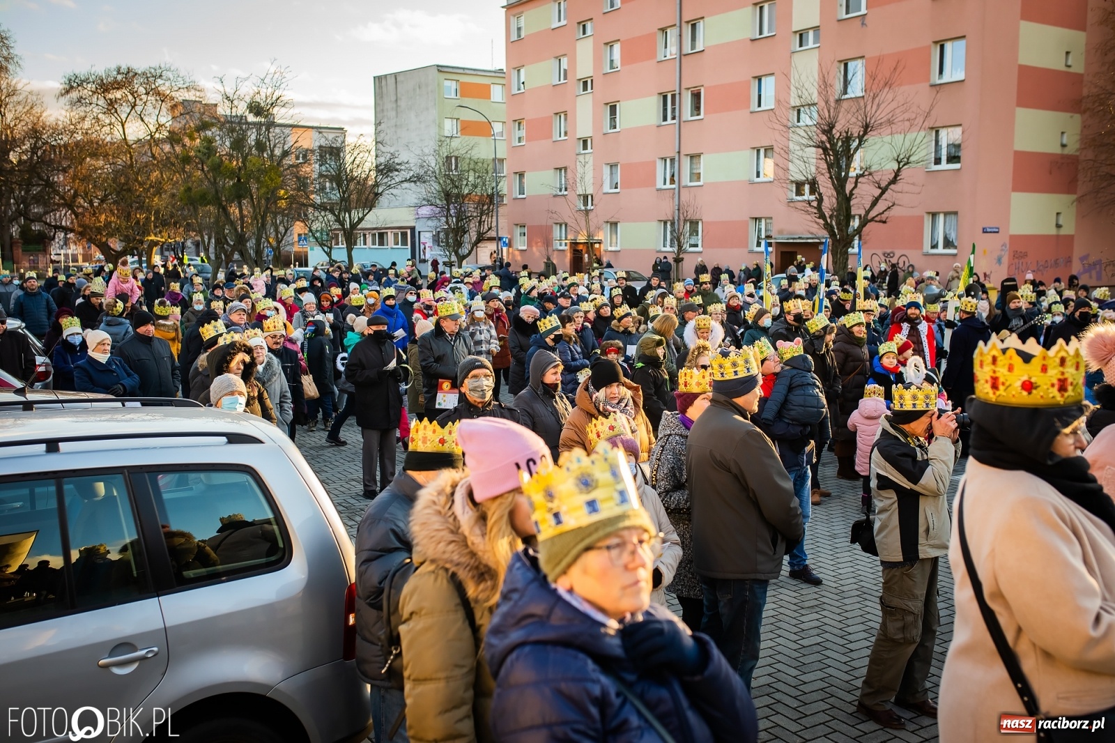 Zdjęcie w galerii na portalu naszraciborz.pl: Raciborski Orszak Trzech Króli - dwie scenki i setki wiernych [WIDEO] wiadomości z regionu