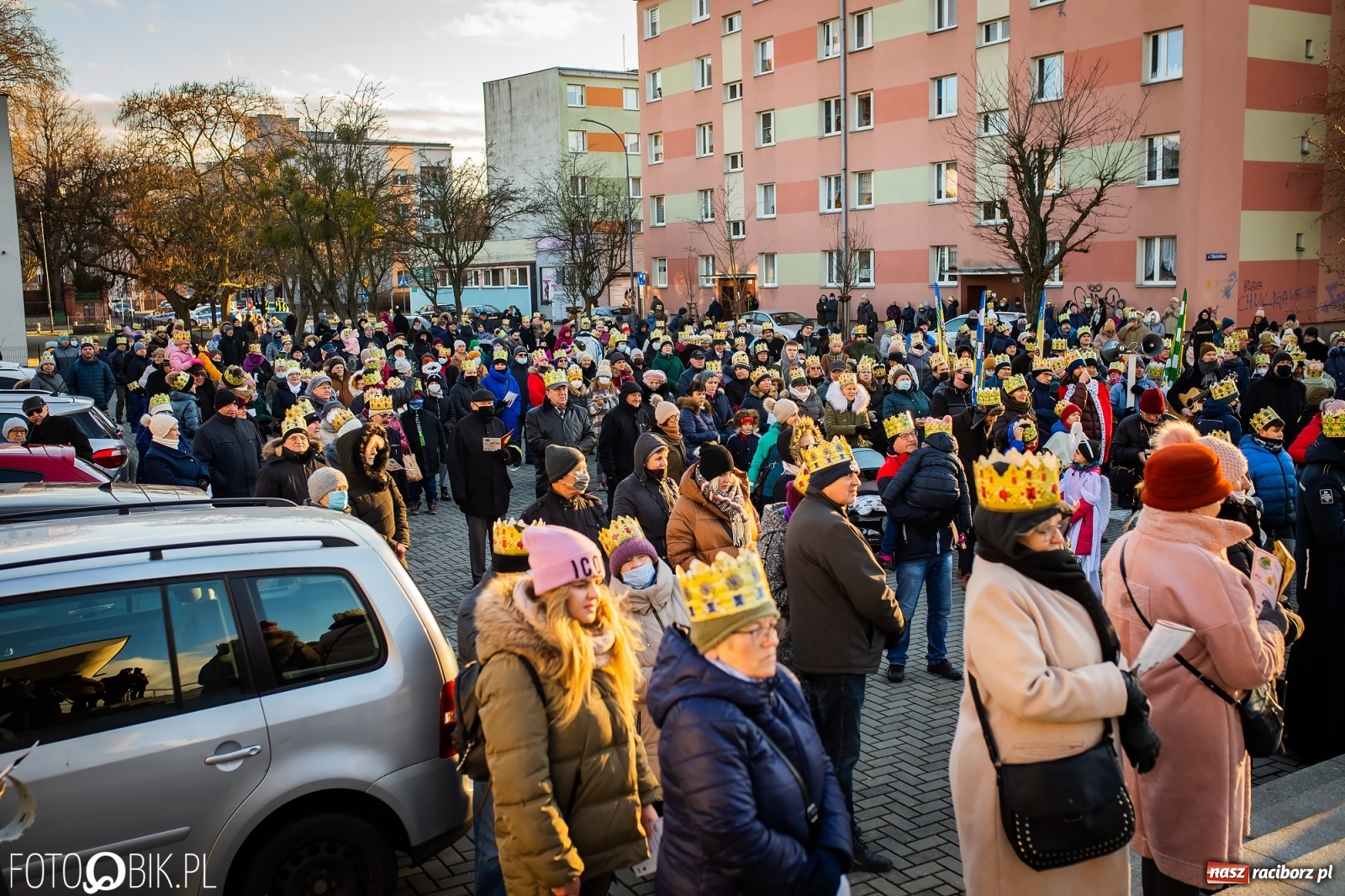 Zdjęcie w galerii na portalu naszraciborz.pl: Raciborski Orszak Trzech Króli - dwie scenki i setki wiernych [WIDEO] wiadomości z regionu