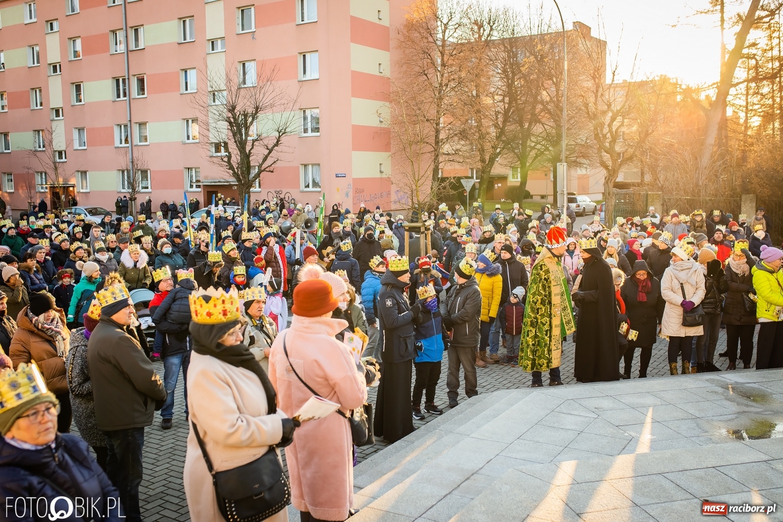 Zdjęcie w galerii na portalu naszraciborz.pl: Raciborski Orszak Trzech Króli - dwie scenki i setki wiernych [WIDEO] wiadomości z regionu