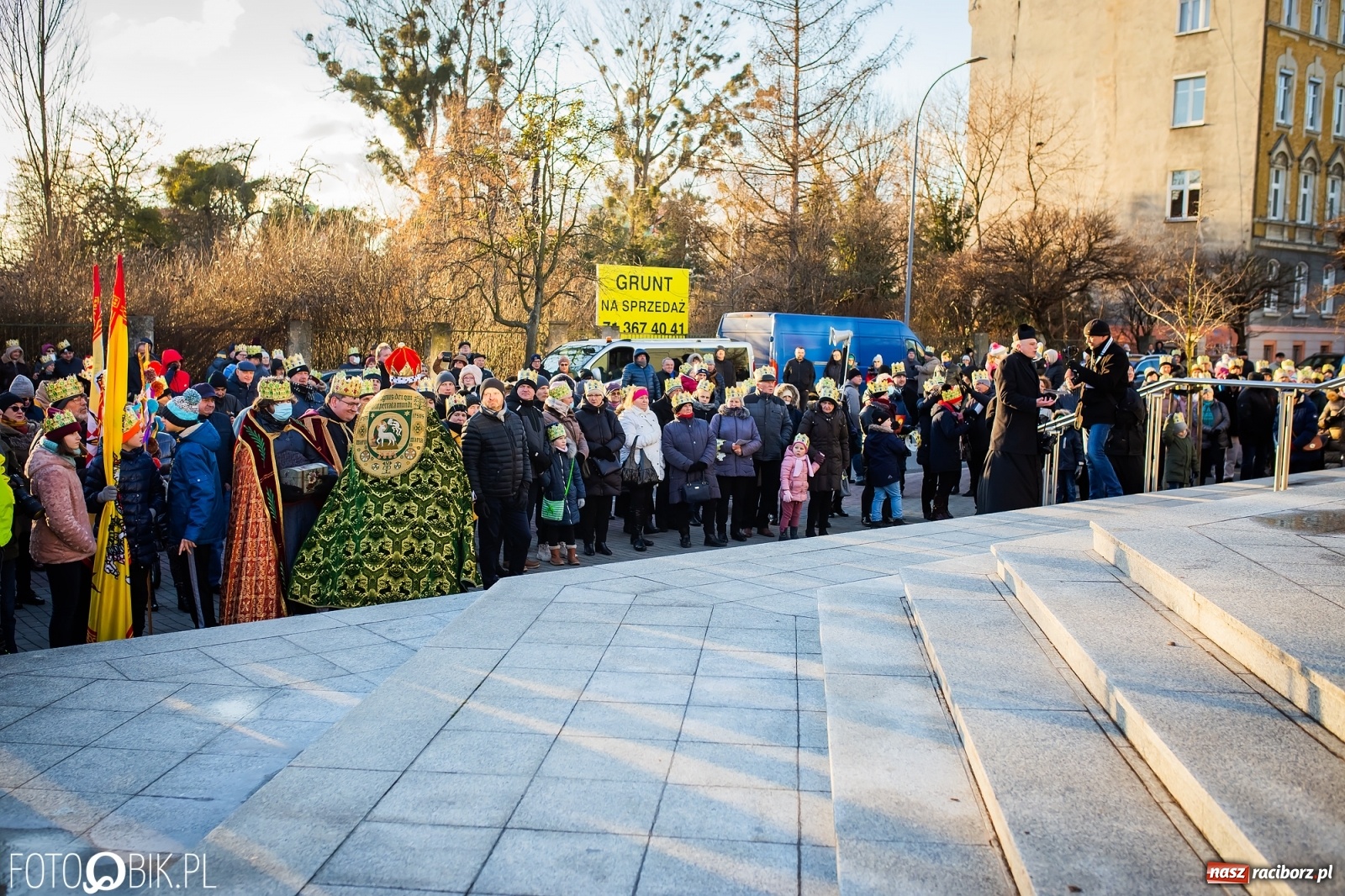 Zdjęcie w galerii na portalu naszraciborz.pl: Raciborski Orszak Trzech Króli - dwie scenki i setki wiernych [WIDEO] wiadomości z regionu