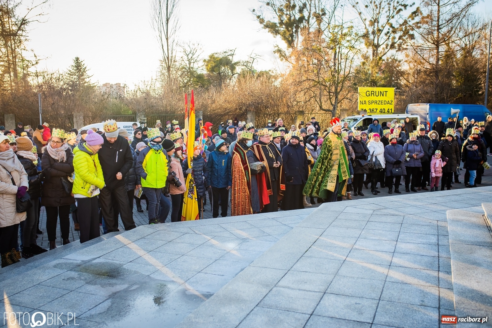Zdjęcie w galerii na portalu naszraciborz.pl: Raciborski Orszak Trzech Króli - dwie scenki i setki wiernych [WIDEO] wiadomości z regionu