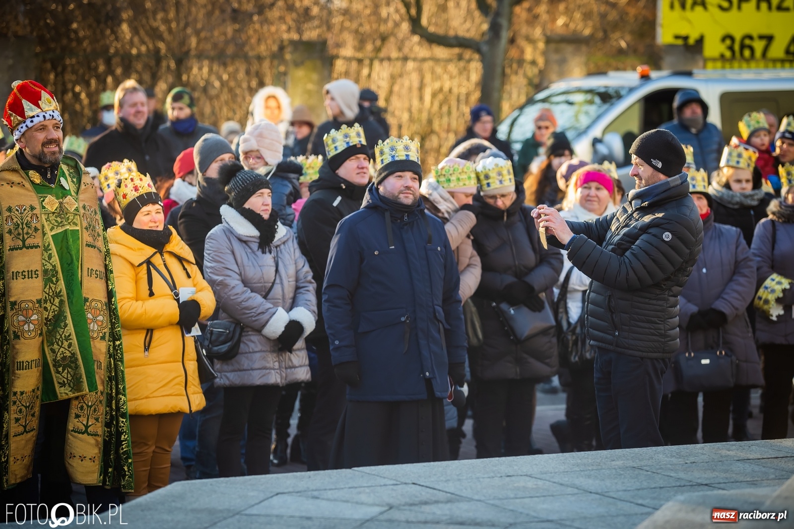 Zdjęcie w galerii na portalu naszraciborz.pl: Raciborski Orszak Trzech Króli - dwie scenki i setki wiernych [WIDEO] wiadomości z regionu