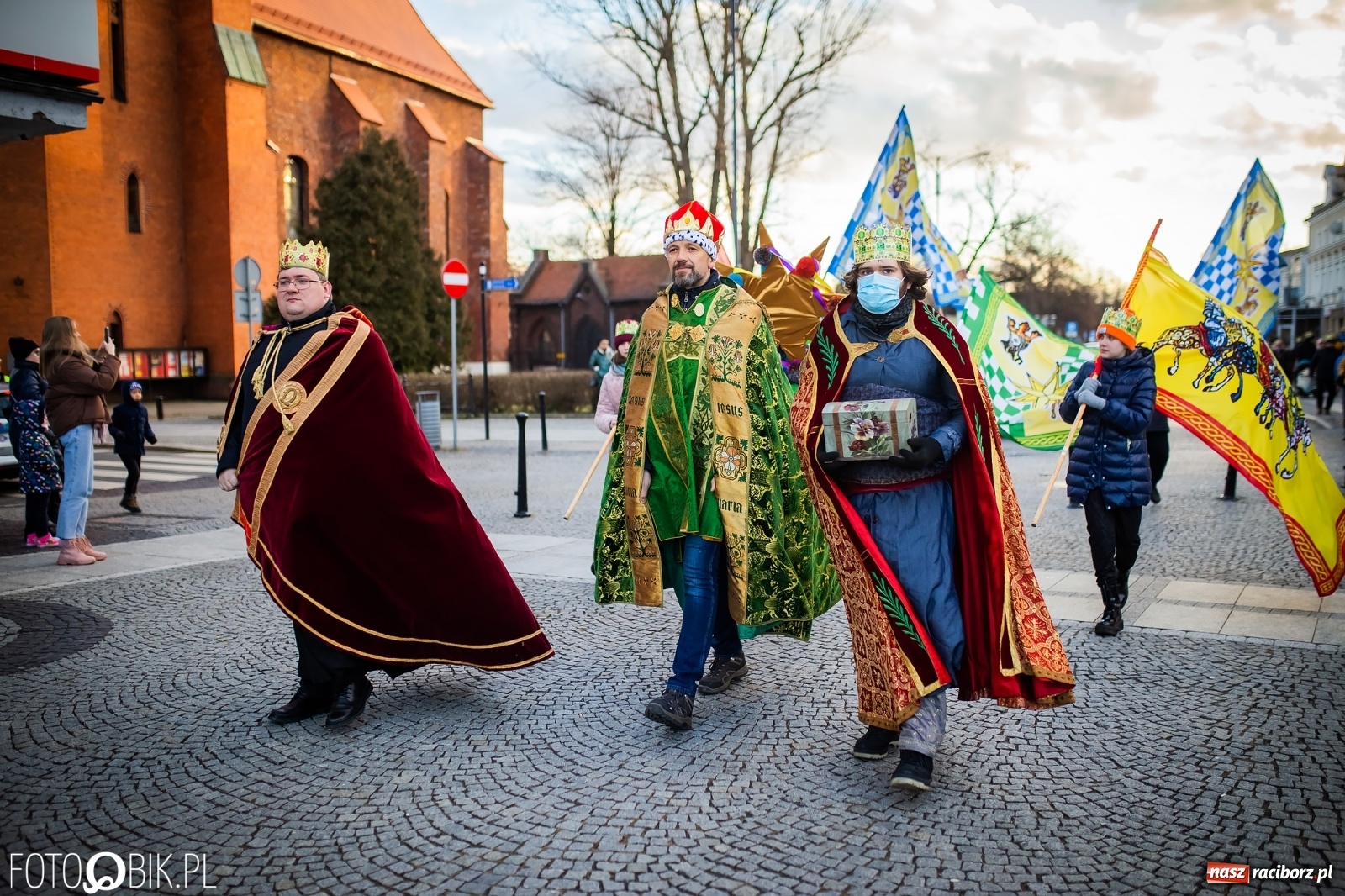 Zdjęcie w galerii na portalu naszraciborz.pl: Raciborski Orszak Trzech Króli - dwie scenki i setki wiernych [WIDEO] wiadomości z regionu