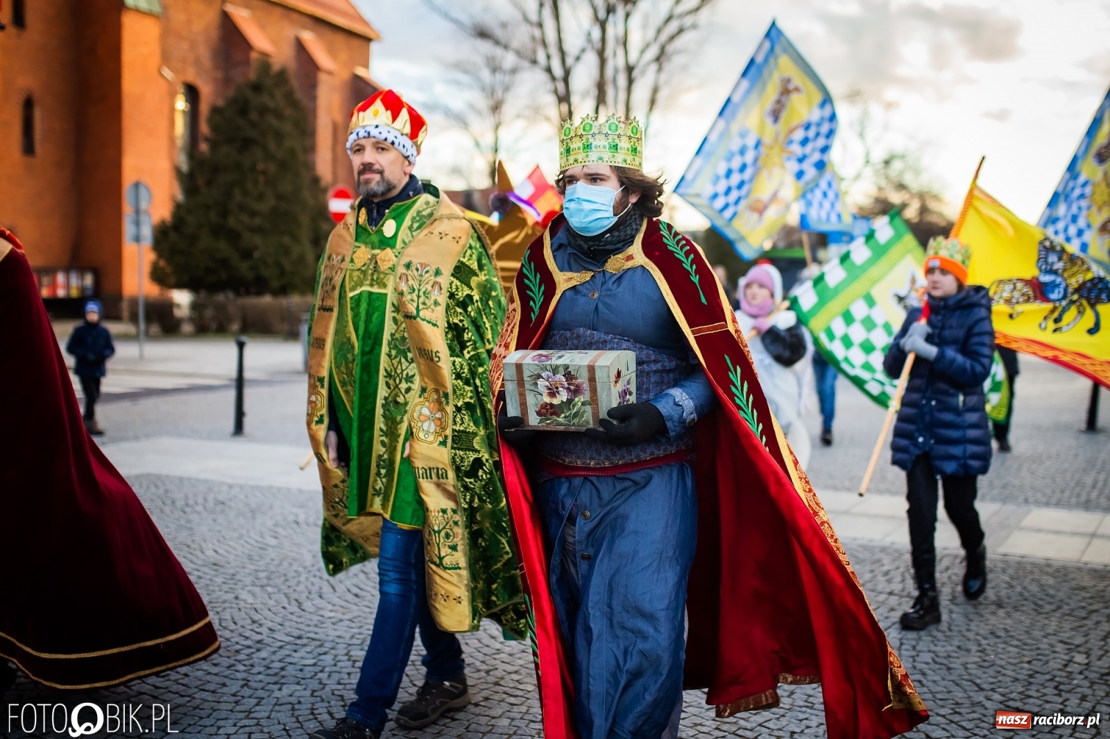 Zdjęcie w galerii na portalu naszraciborz.pl: Raciborski Orszak Trzech Króli - dwie scenki i setki wiernych [WIDEO] wiadomości z regionu