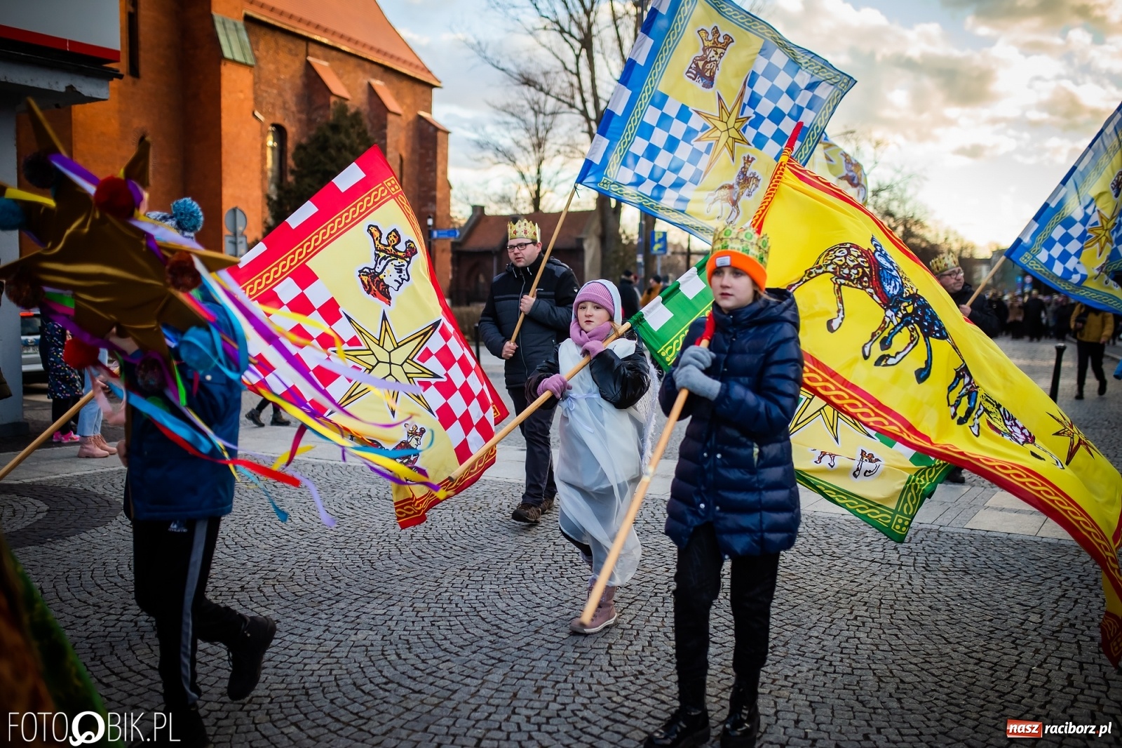 Zdjęcie w galerii na portalu naszraciborz.pl: Raciborski Orszak Trzech Króli - dwie scenki i setki wiernych [WIDEO] wiadomości z regionu