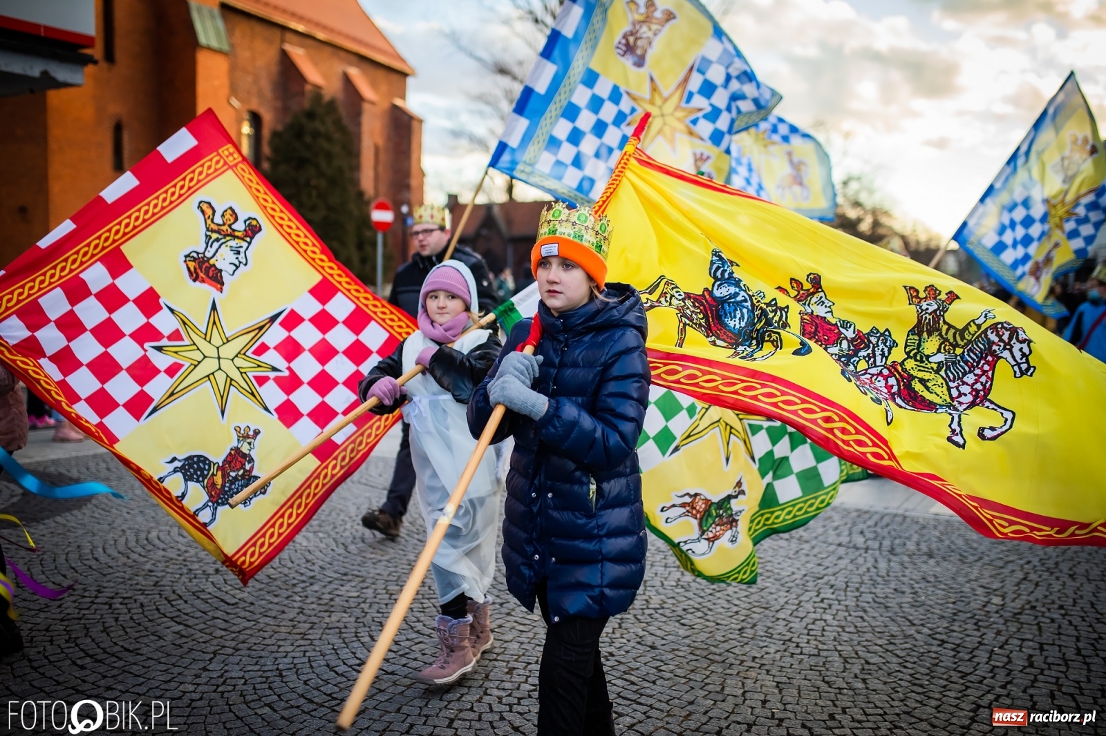 Zdjęcie w galerii na portalu naszraciborz.pl: Raciborski Orszak Trzech Króli - dwie scenki i setki wiernych [WIDEO] wiadomości z regionu