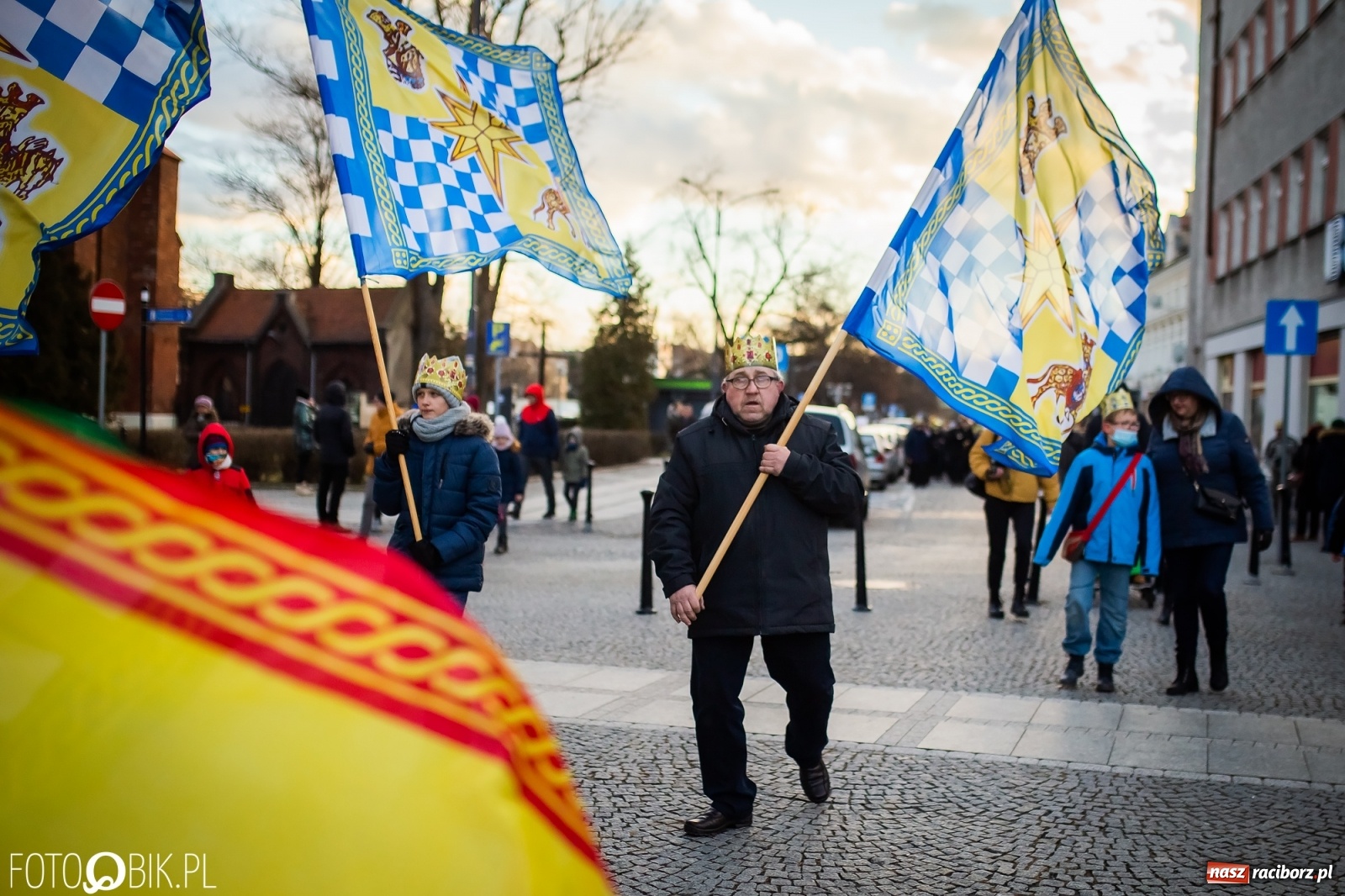 Zdjęcie w galerii na portalu naszraciborz.pl: Raciborski Orszak Trzech Króli - dwie scenki i setki wiernych [WIDEO] wiadomości z regionu