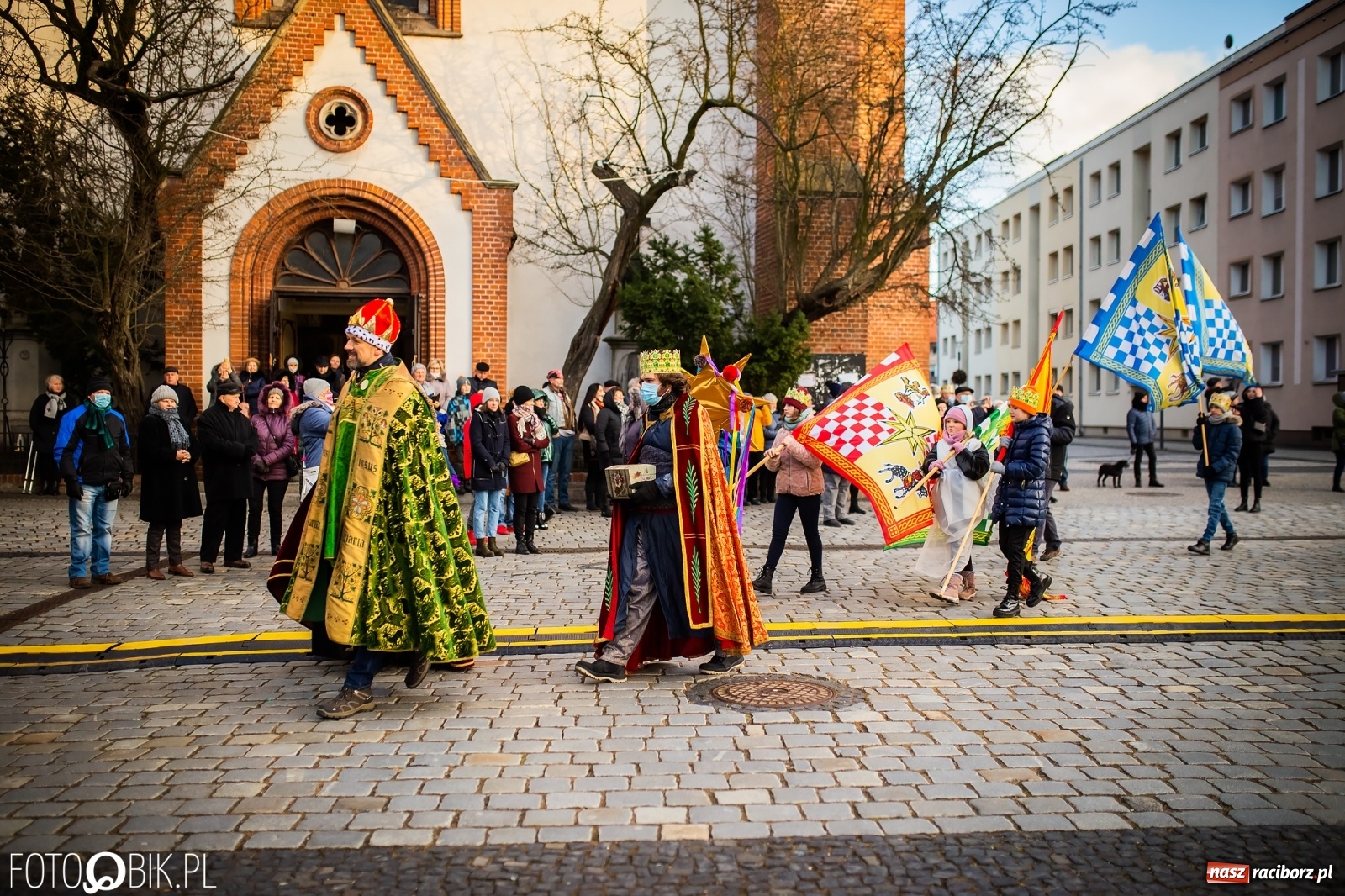 Zdjęcie w galerii na portalu naszraciborz.pl: Raciborski Orszak Trzech Króli - dwie scenki i setki wiernych [WIDEO] wiadomości z regionu