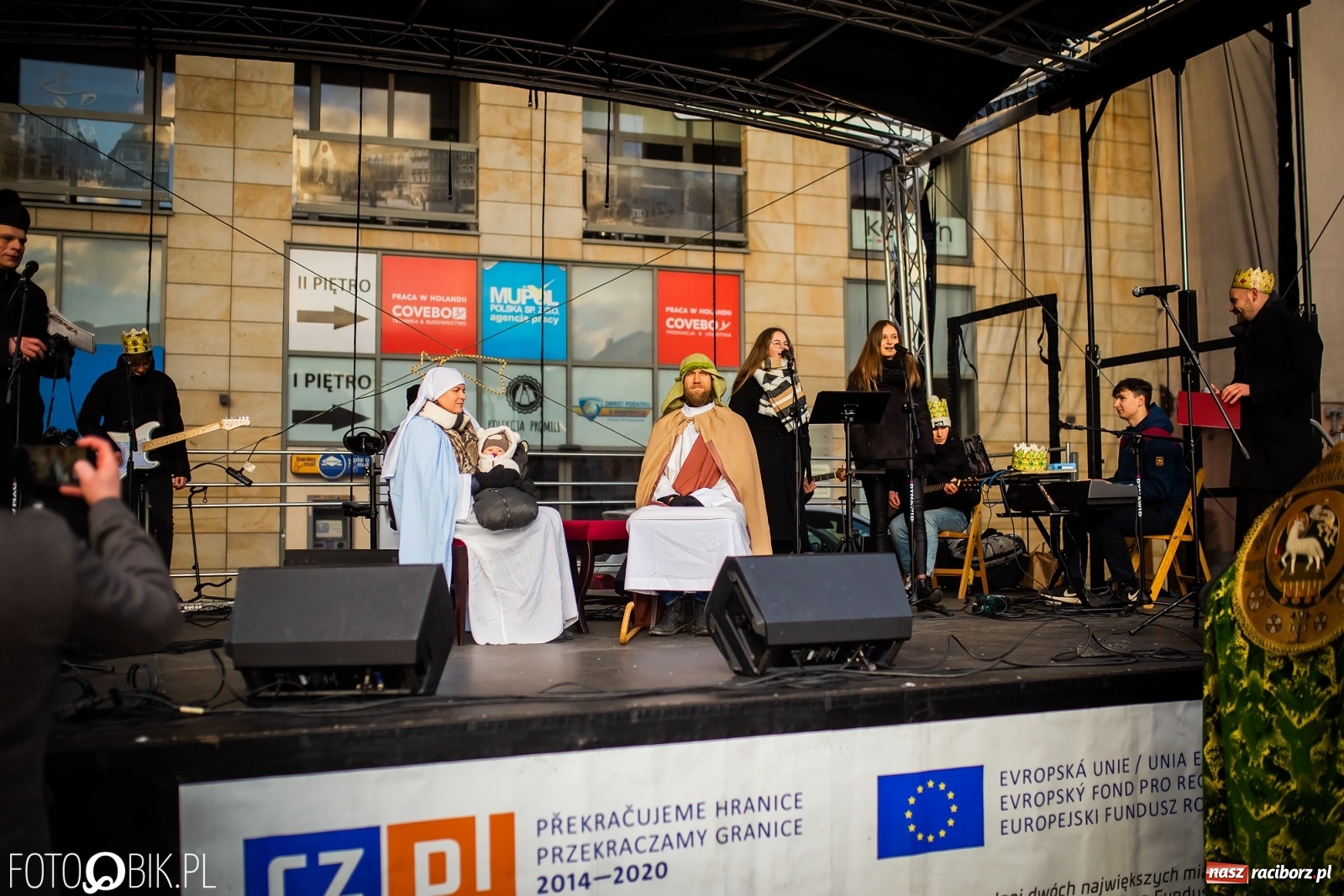 Zdjęcie w galerii na portalu naszraciborz.pl: Raciborski Orszak Trzech Króli - dwie scenki i setki wiernych [WIDEO] wiadomości z regionu