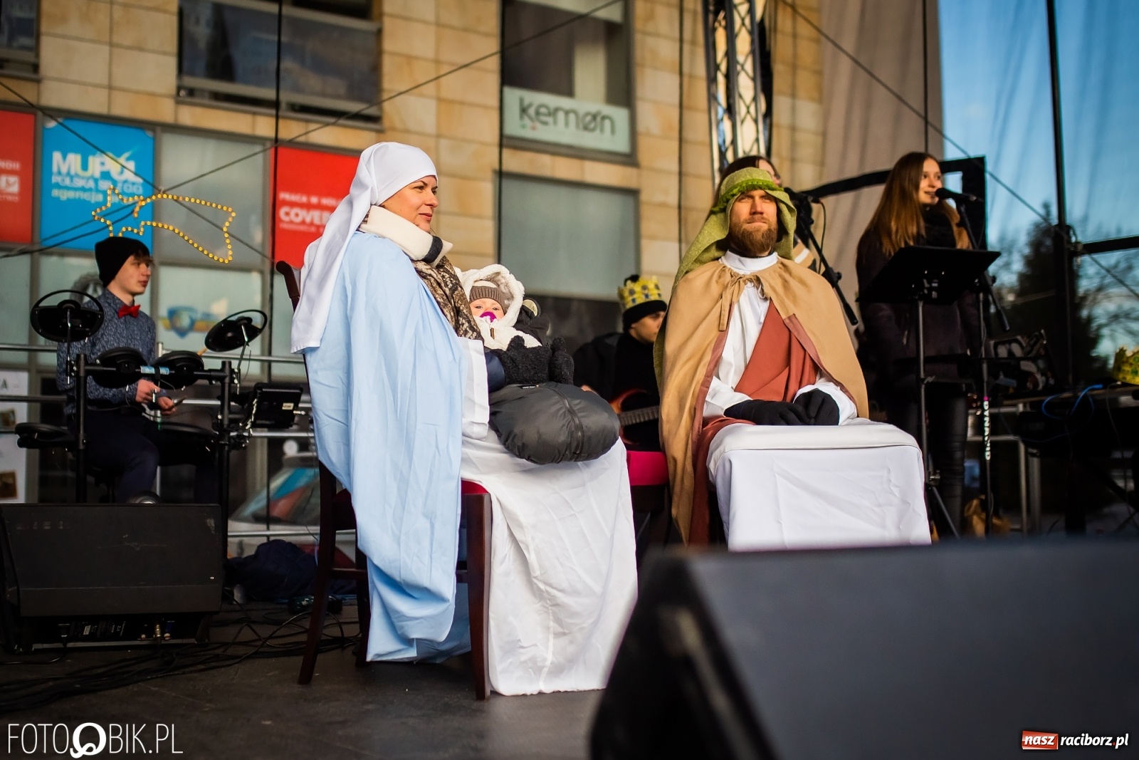 Zdjęcie w galerii na portalu naszraciborz.pl: Raciborski Orszak Trzech Króli - dwie scenki i setki wiernych [WIDEO] wiadomości z regionu