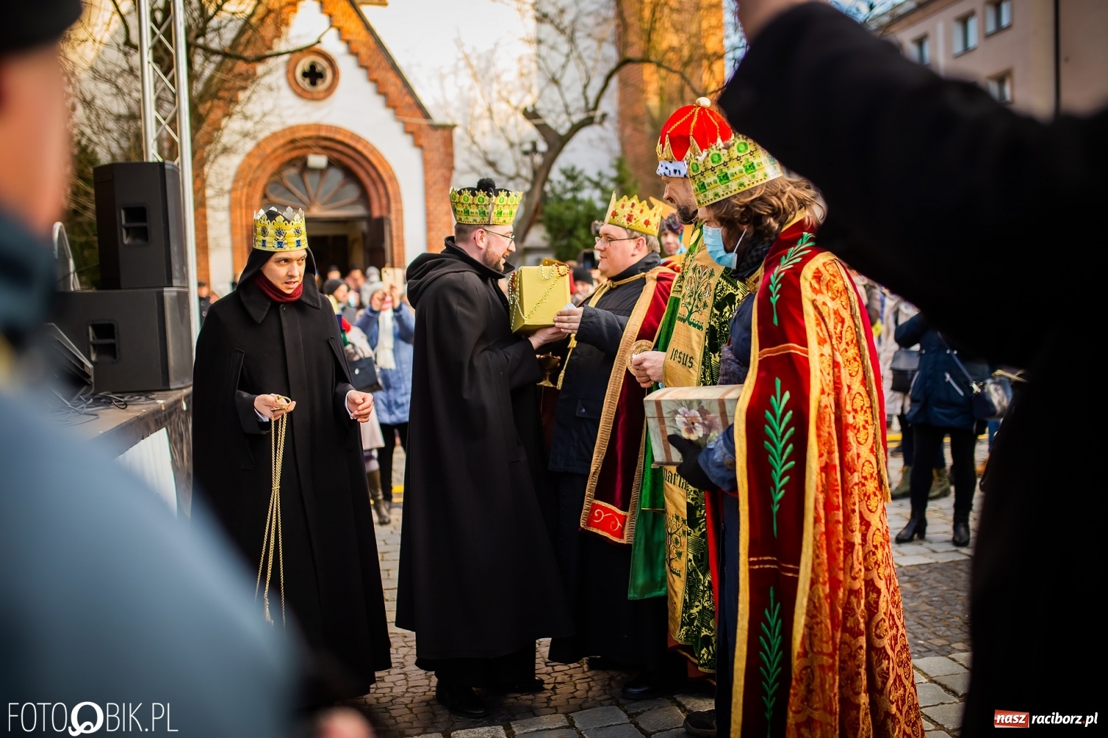Zdjęcie w galerii na portalu naszraciborz.pl: Raciborski Orszak Trzech Króli - dwie scenki i setki wiernych [WIDEO] wiadomości z regionu