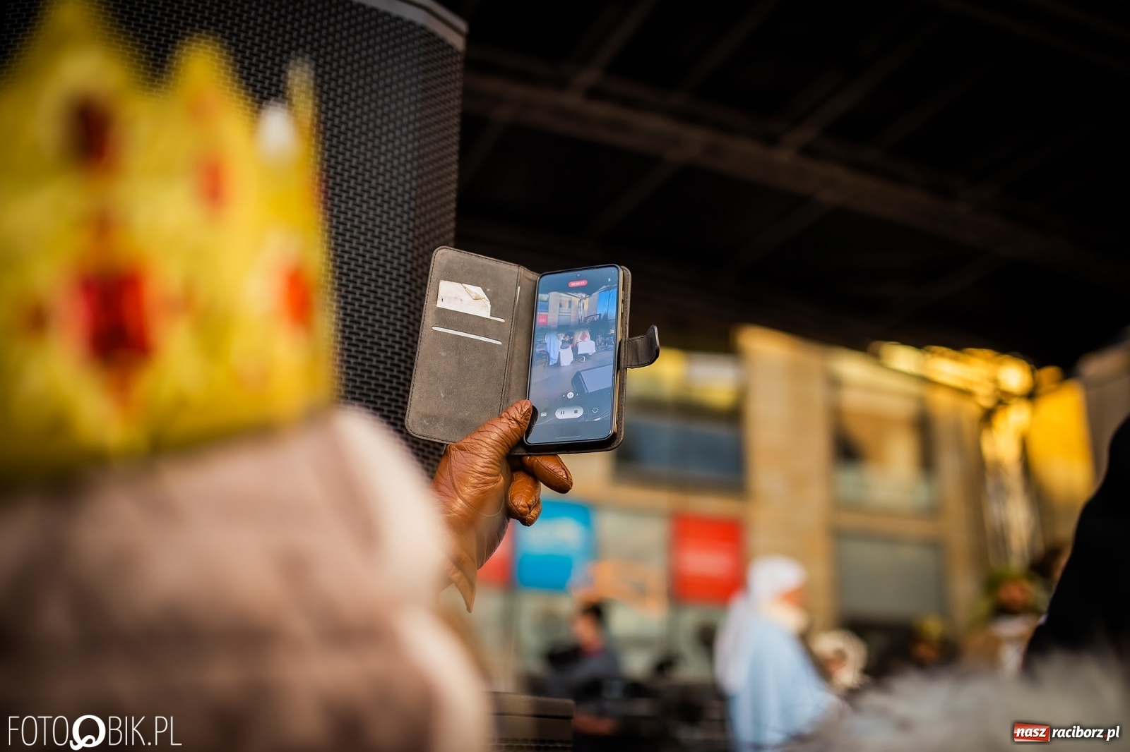 Zdjęcie w galerii na portalu naszraciborz.pl: Raciborski Orszak Trzech Króli - dwie scenki i setki wiernych [WIDEO] wiadomości z regionu
