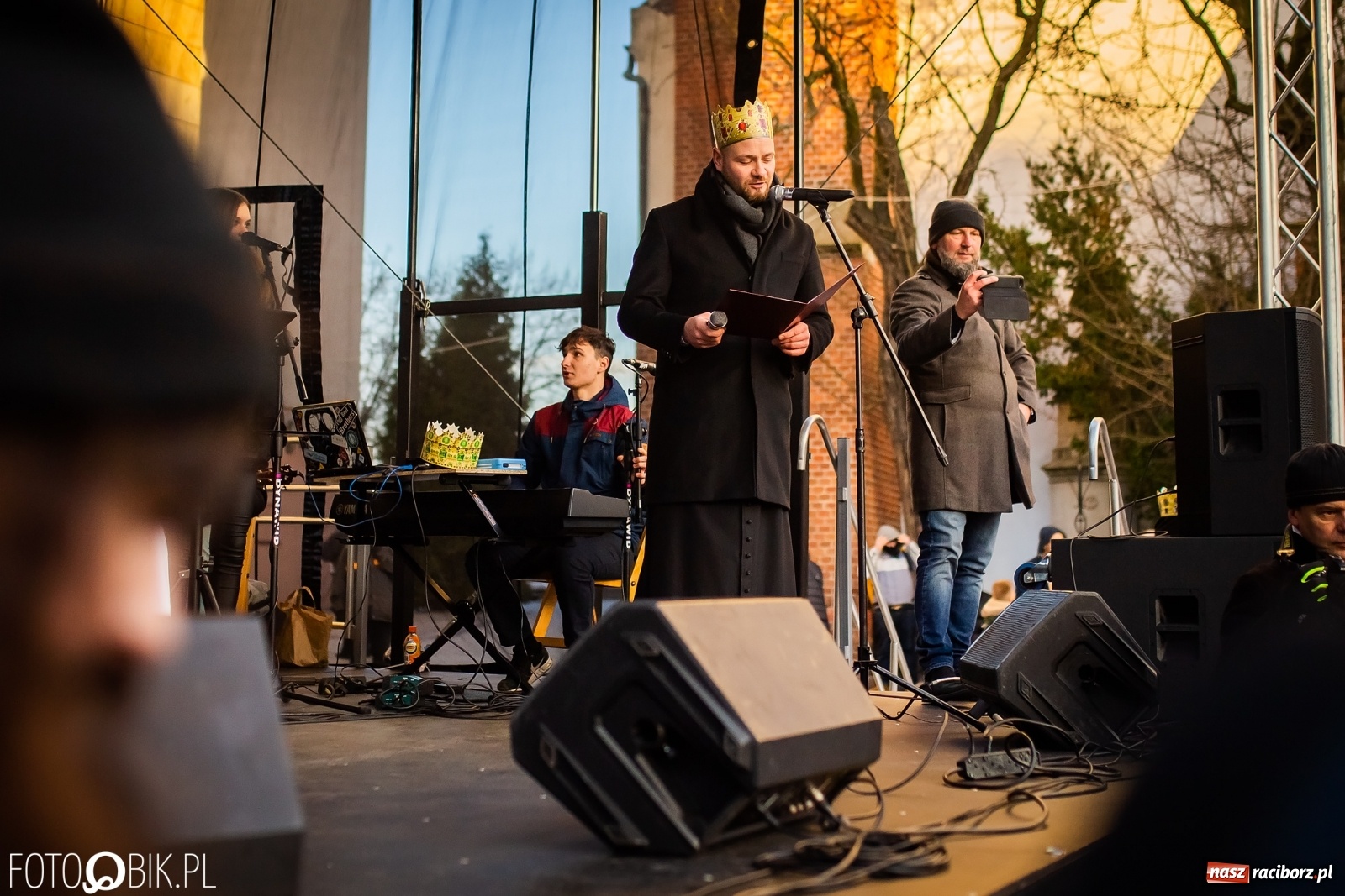 Zdjęcie w galerii na portalu naszraciborz.pl: Raciborski Orszak Trzech Króli - dwie scenki i setki wiernych [WIDEO] wiadomości z regionu