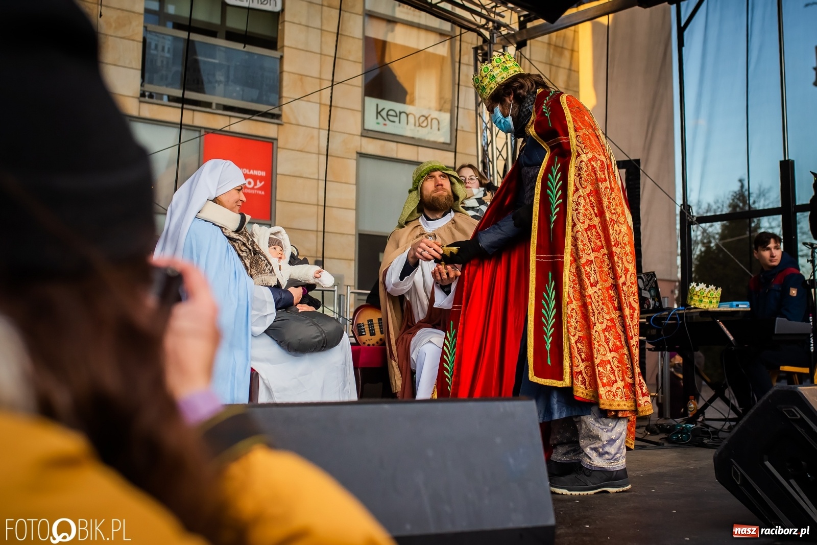 Zdjęcie w galerii na portalu naszraciborz.pl: Raciborski Orszak Trzech Króli - dwie scenki i setki wiernych [WIDEO] wiadomości z regionu