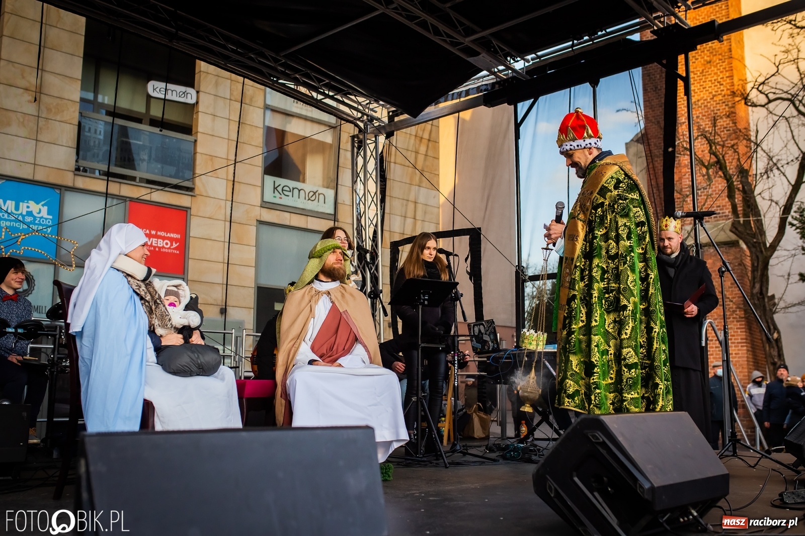 Zdjęcie w galerii na portalu naszraciborz.pl: Raciborski Orszak Trzech Króli - dwie scenki i setki wiernych [WIDEO] wiadomości z regionu