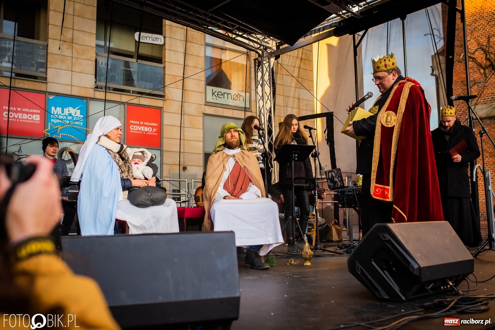 Zdjęcie w galerii na portalu naszraciborz.pl: Raciborski Orszak Trzech Króli - dwie scenki i setki wiernych [WIDEO] wiadomości z regionu