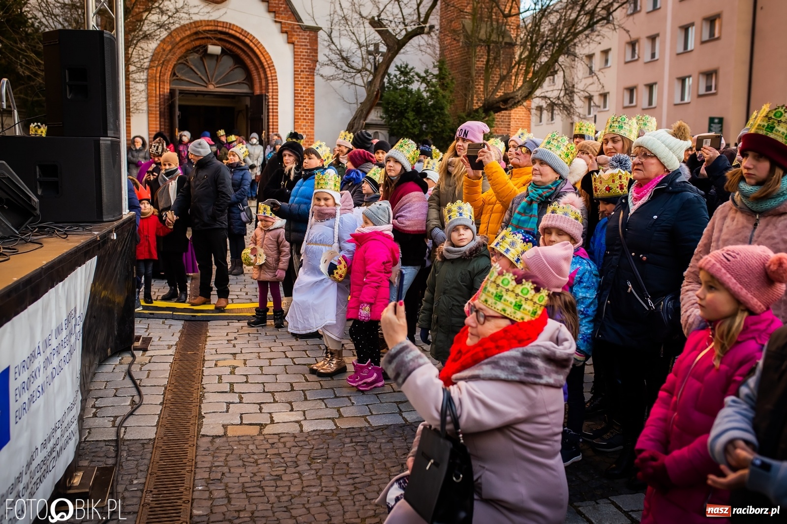 Zdjęcie w galerii na portalu naszraciborz.pl: Raciborski Orszak Trzech Króli - dwie scenki i setki wiernych [WIDEO] wiadomości z regionu