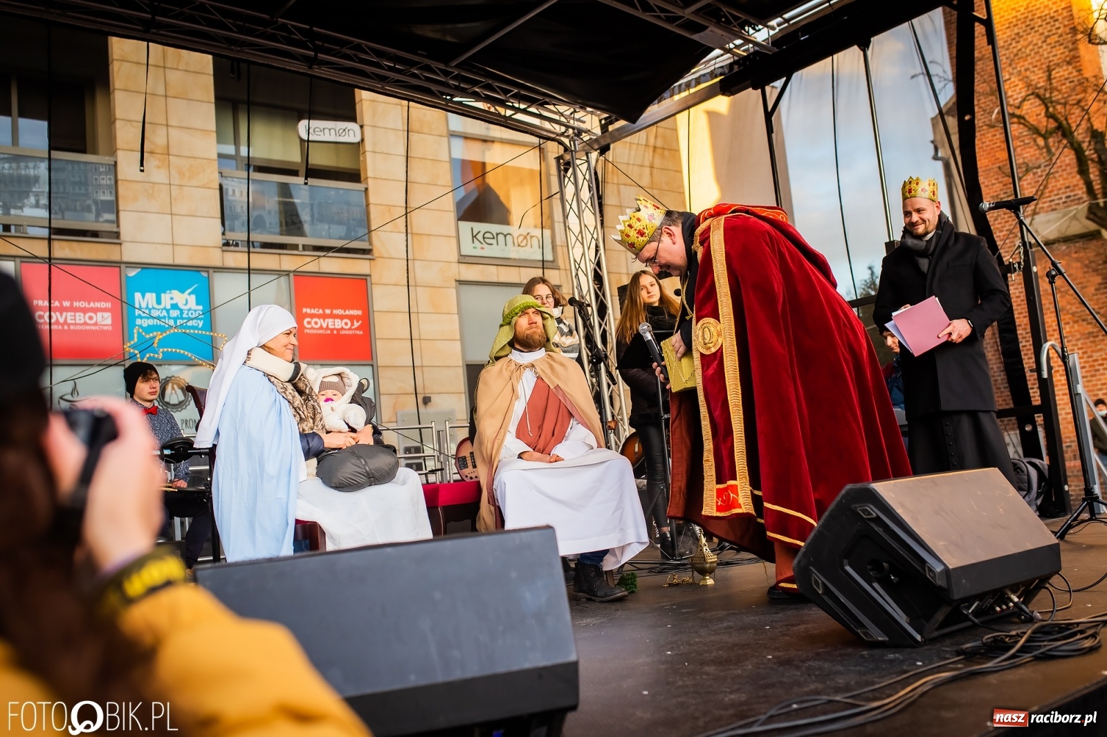 Zdjęcie w galerii na portalu naszraciborz.pl: Raciborski Orszak Trzech Króli - dwie scenki i setki wiernych [WIDEO] wiadomości z regionu