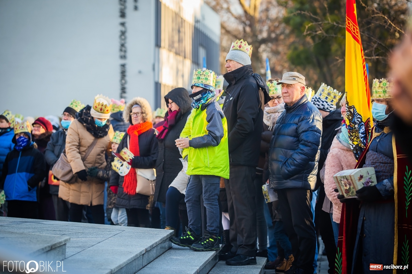 Zdjęcie w galerii na portalu naszraciborz.pl: Raciborski Orszak Trzech Króli - dwie scenki i setki wiernych [WIDEO] wiadomości z regionu